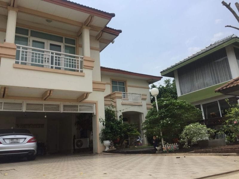 บ้านหลังงาม ค่อนข้างใหญ่สไตล์พักผ่อน ในสนามกอล์ฟธัญธานี  ประหยัดพลังงาน