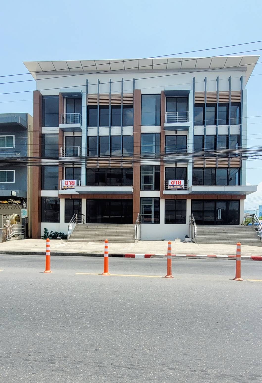 โฮมออฟฟิศ 4 ชั้น พร้อมจอดรถชั้นใต้ติด ถ.พัฒนาการคูขวาง ใกล้ร้านครัวนายหนัง จ.นครศรีฯ