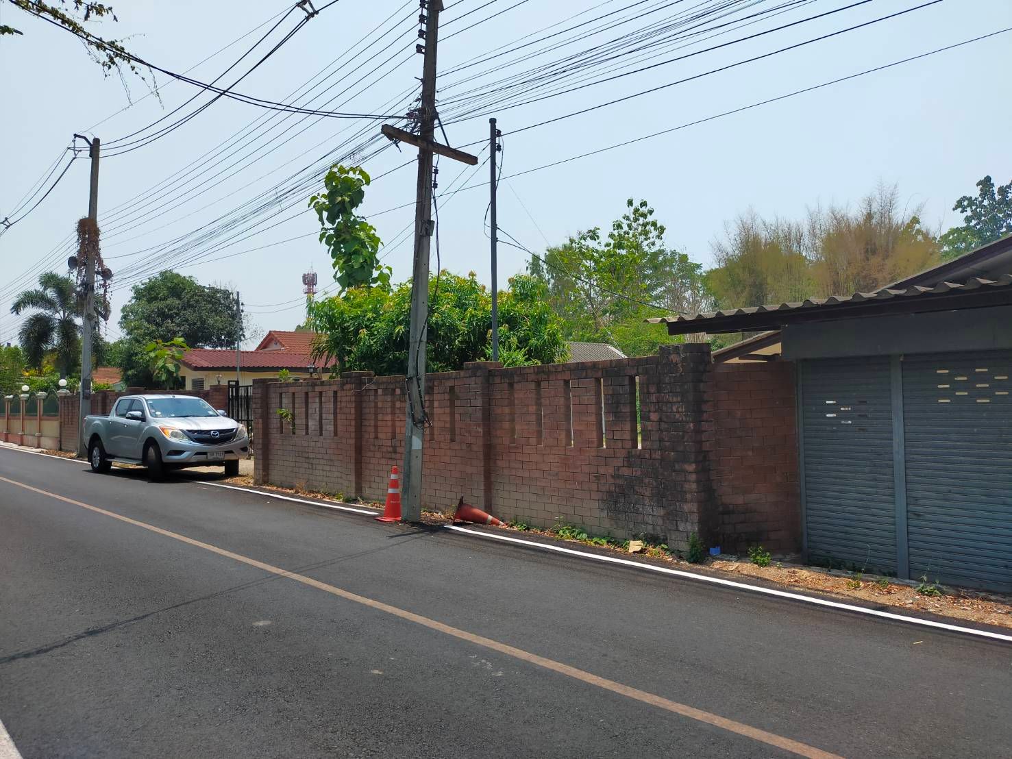 ที่ดินพร้อมบ้าน3หลัง ใกล้ถนนใหญ่ ก่อนถึงม.แม่โจ้  1-0-0 ไร่.