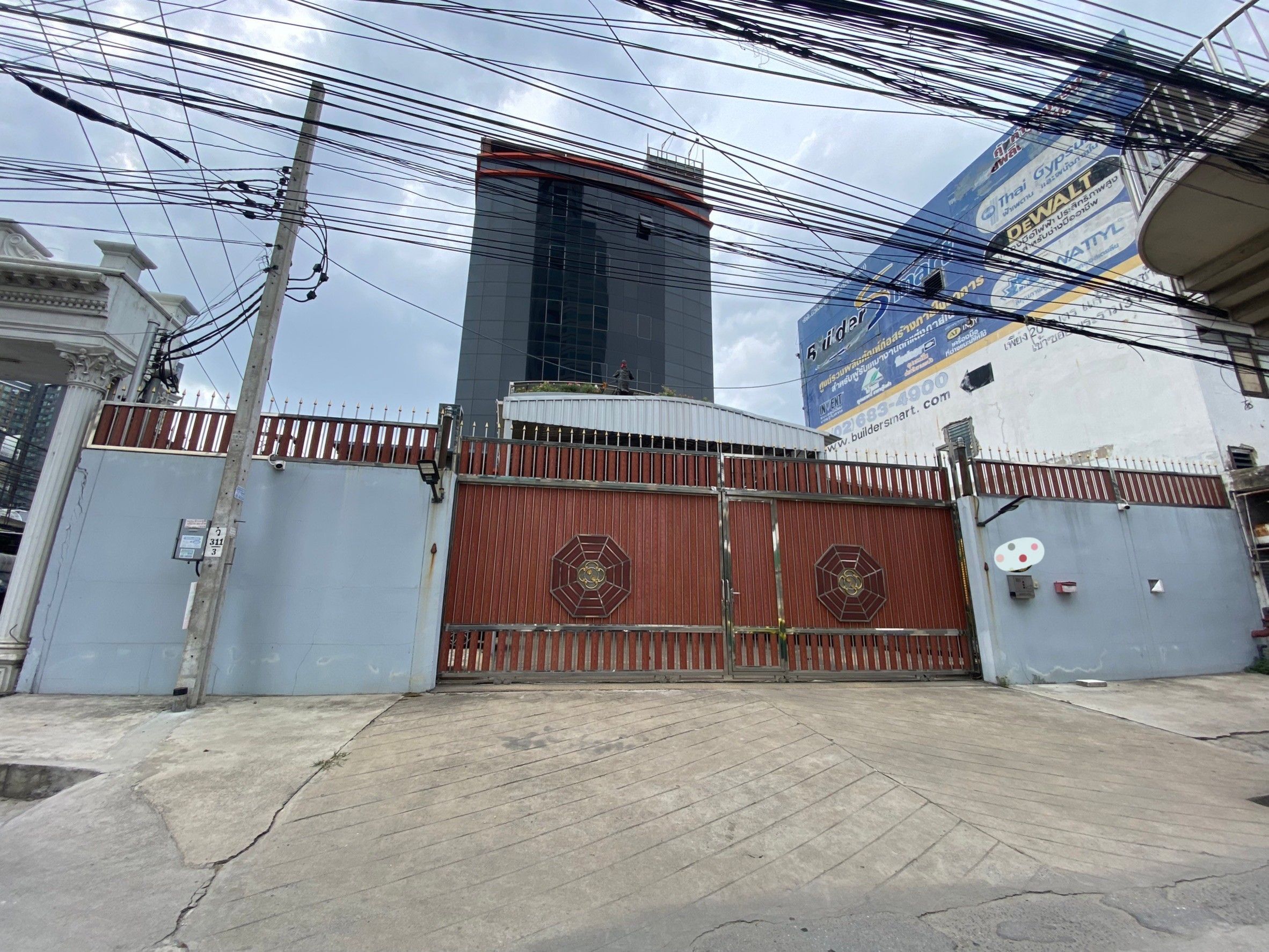 ขายด่วน ตึก 8 ชั้นริมถนนพระราม3 ตรงข้ามตึก เอสวี 