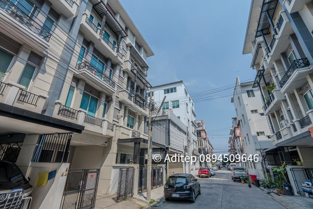 ขายโฮมออฟฟิส 4 ชั้น RK BIZ Center ติดถนนมอเตอร์เวย์ ใกล้สนามบินสุวรรณภูมิ ขนาด 21 ตรว. 2 ห้องนอน 4 ห้องน้ำ เดินทางสะดวกสบาย เหมาะสำหรับทำธุรกิจและอยู่อาศัย