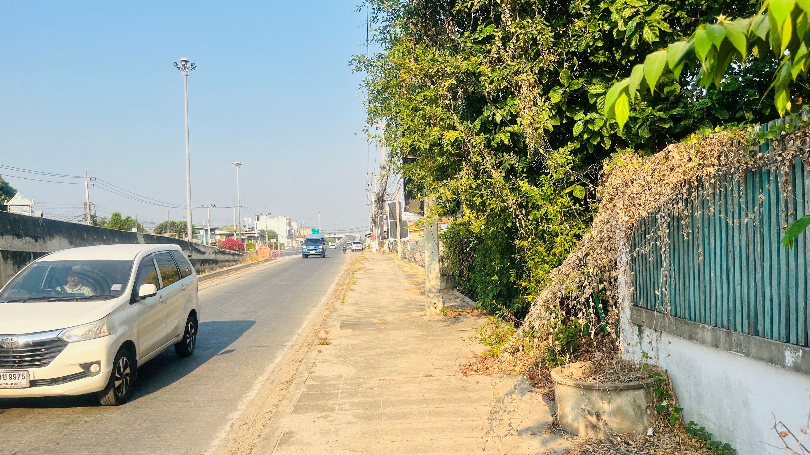 ที่ดินสวยติดถนน,ทำเลดี