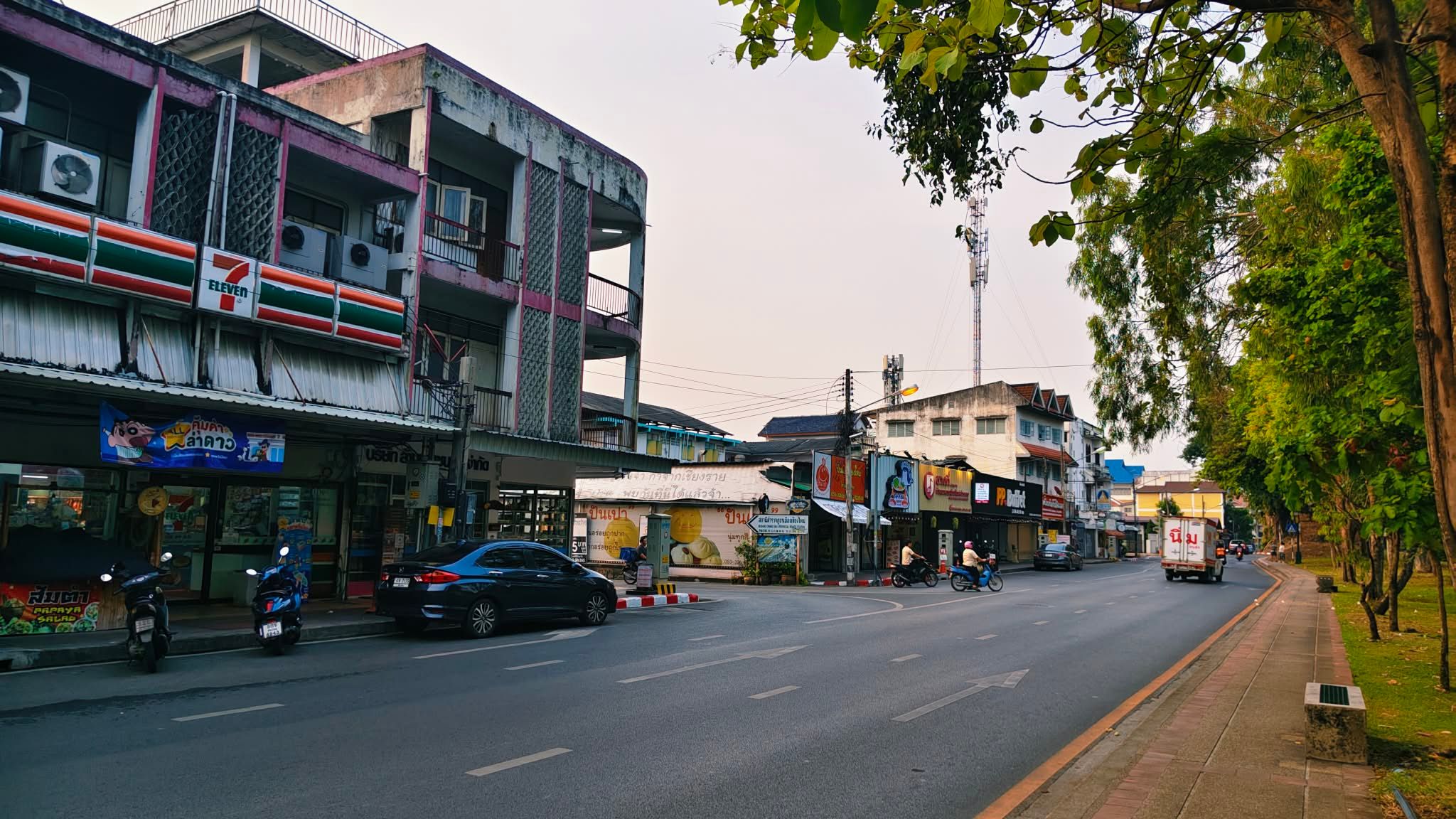 ขายที่ดินในคูเมืองติดถนนเมนหลัก