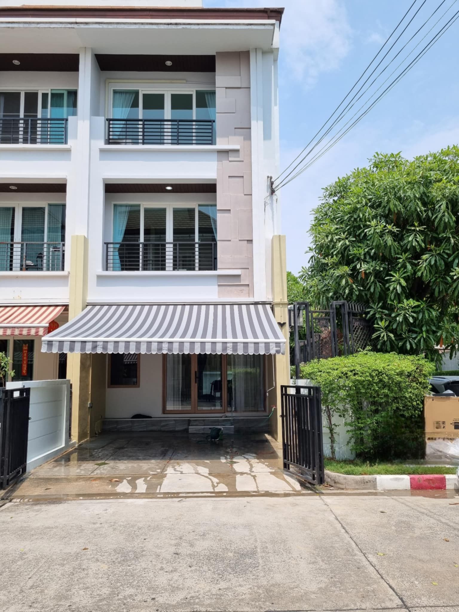 ขายบ้านกรุงเทพฯ เขตวังทองหลาง บ้านกลางเมือง เอสเซ้นส์ พระราม 9 - ลาดพร้าว - ทาวน์โฮม 3 ชั้น