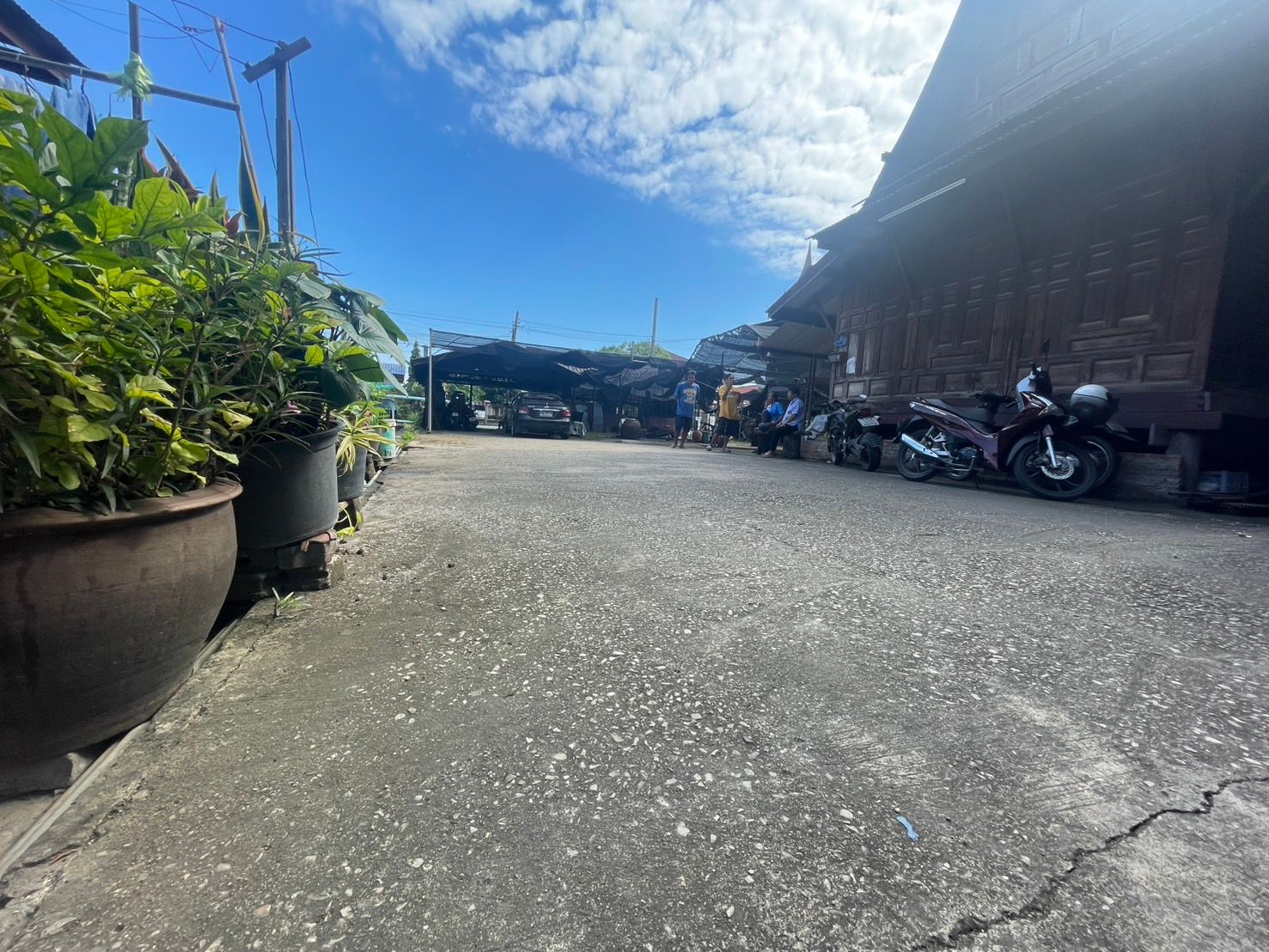 ขายบ้านนนทบุรี อำเภอบางกรวย บ้านพร้อมที่ดินทำลเทอง มีทางเข้า-ออกส่วนตัว ติดถนนกาญจนาภิเษก