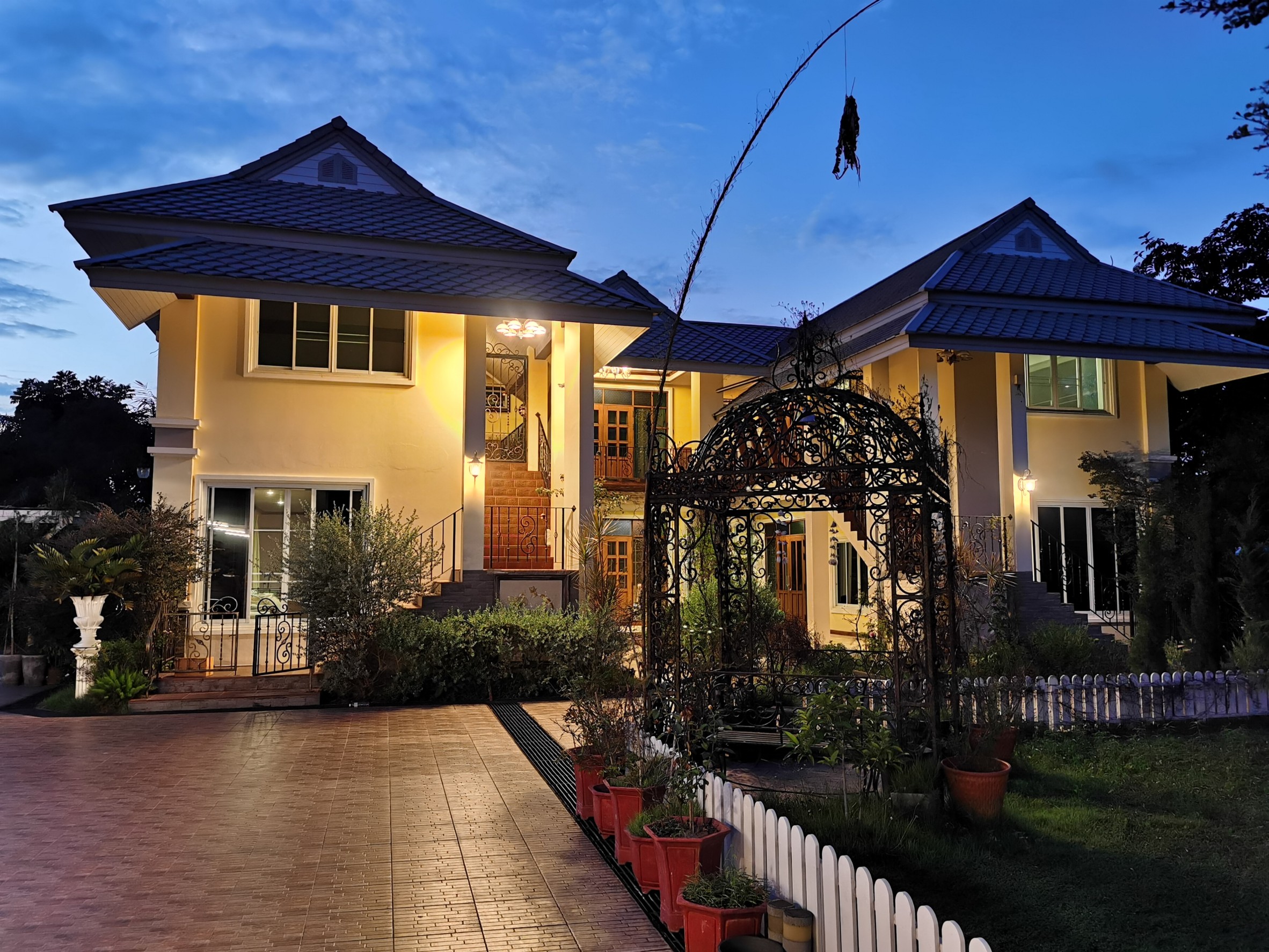 บ้าน กับ ออฟฟิส พรอมสวนรอบบ้าน ลำปาง 1-1-97