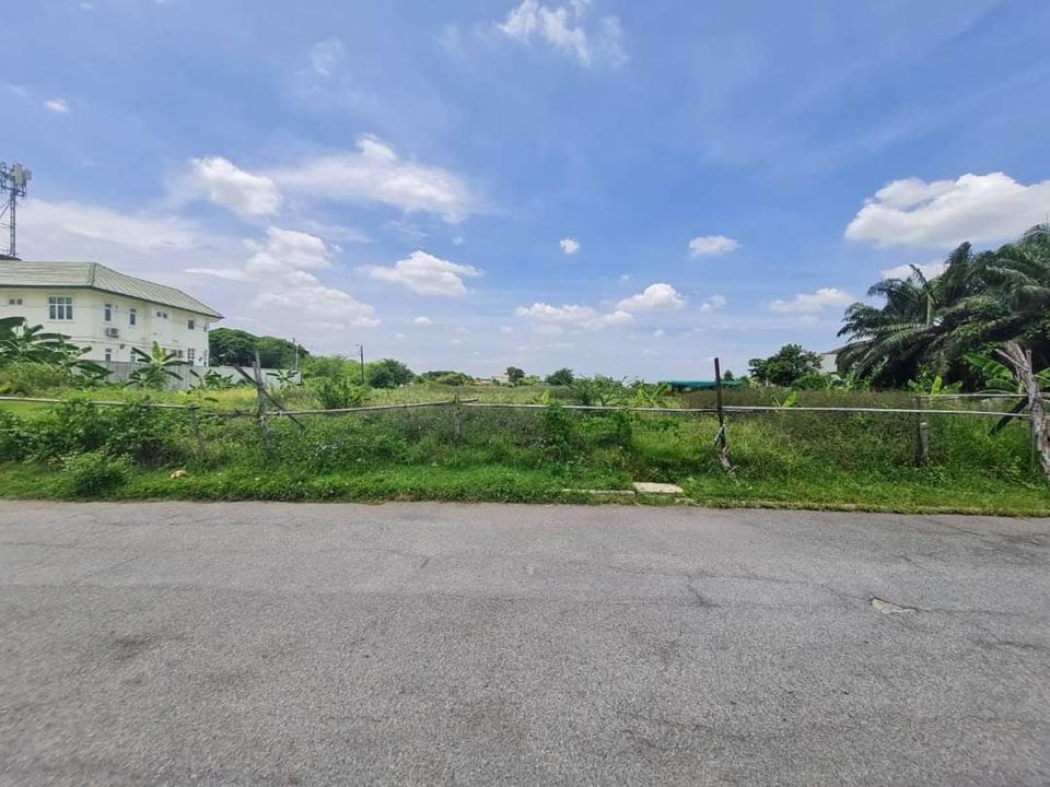 ขายที่ดินสวยติดทะเลสาปราคาถูก ในหมู่บ้านพฤษชาติ  บึงกุ่ม กทม 303 ตรว.