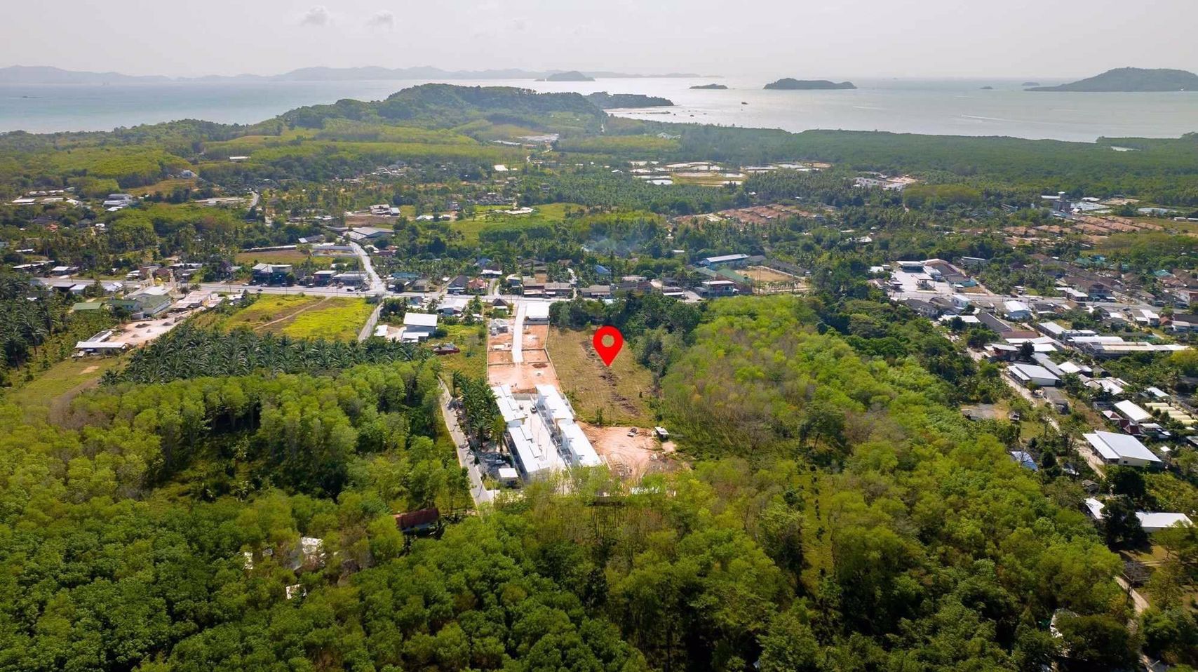 ขายที่ดินพร้อมบ้านหลังใหญ่ 2 ชั้น 1 หลัง น้ำไฟพร้อม เดินทางสะดวกเพราะติดถนน 4 เลน ถนนสี่แยกท่าเรือ-เมืองใหม่ ภูเก็ต