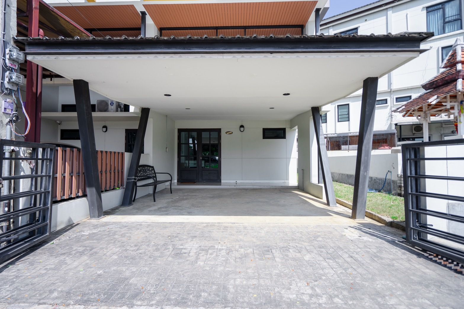ขายบ้านเชียงใหม่ อำเภอเมือง ทาวน์โฮม 3.5 ชั้น ทำเลงาม เดินทางคล่องตัว ใกล้ห้าง โรงพยาบาล