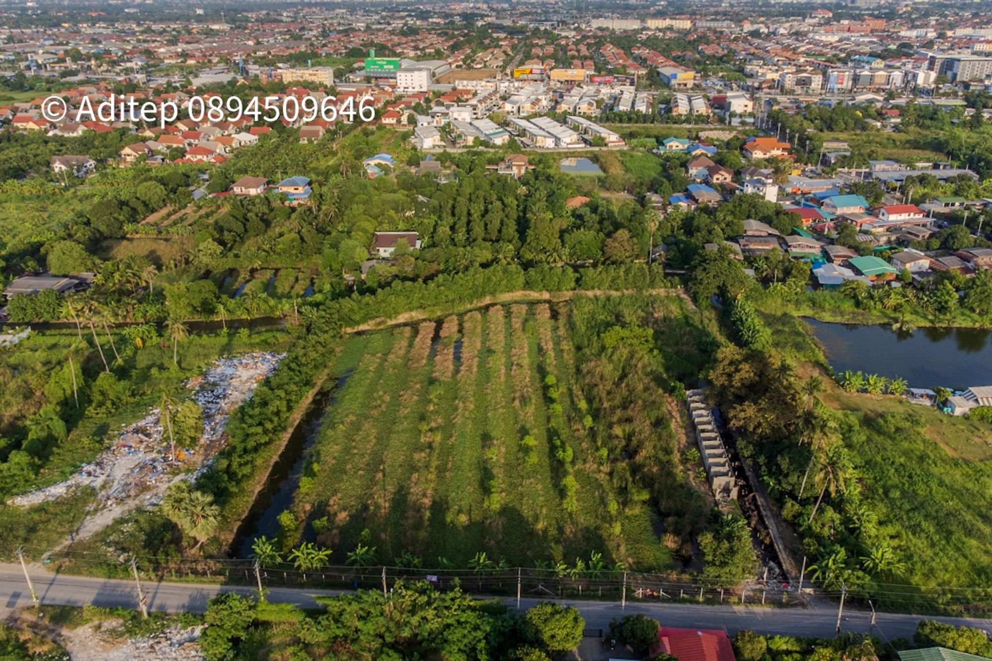 ขายที่ดินนนทบุรี อำเภอบางบัวทอง เนื้อที่เกือบ 9 ไร่ ที่ดินใกล้รถไฟฟ้าสายสีม่วง สถานีบางรักใหญ่ บางบัวทอง เข้าออกได้ 2 ทาง ทั้งทางถนนรัตนาธิเบศร์ และถนนราชพฤกษ์