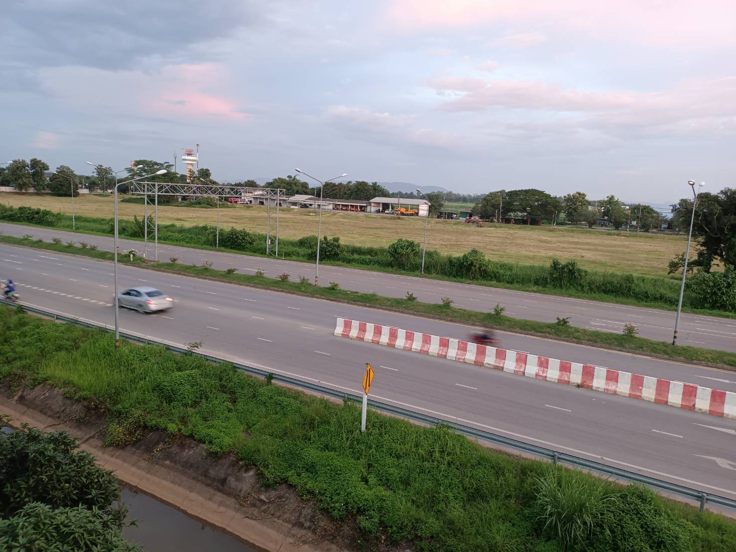 อาคารพาณิชย์ ทำเลทอง ตรงข้าม สนามบินแม่ฟ้าหลวง 268 ตรว. 