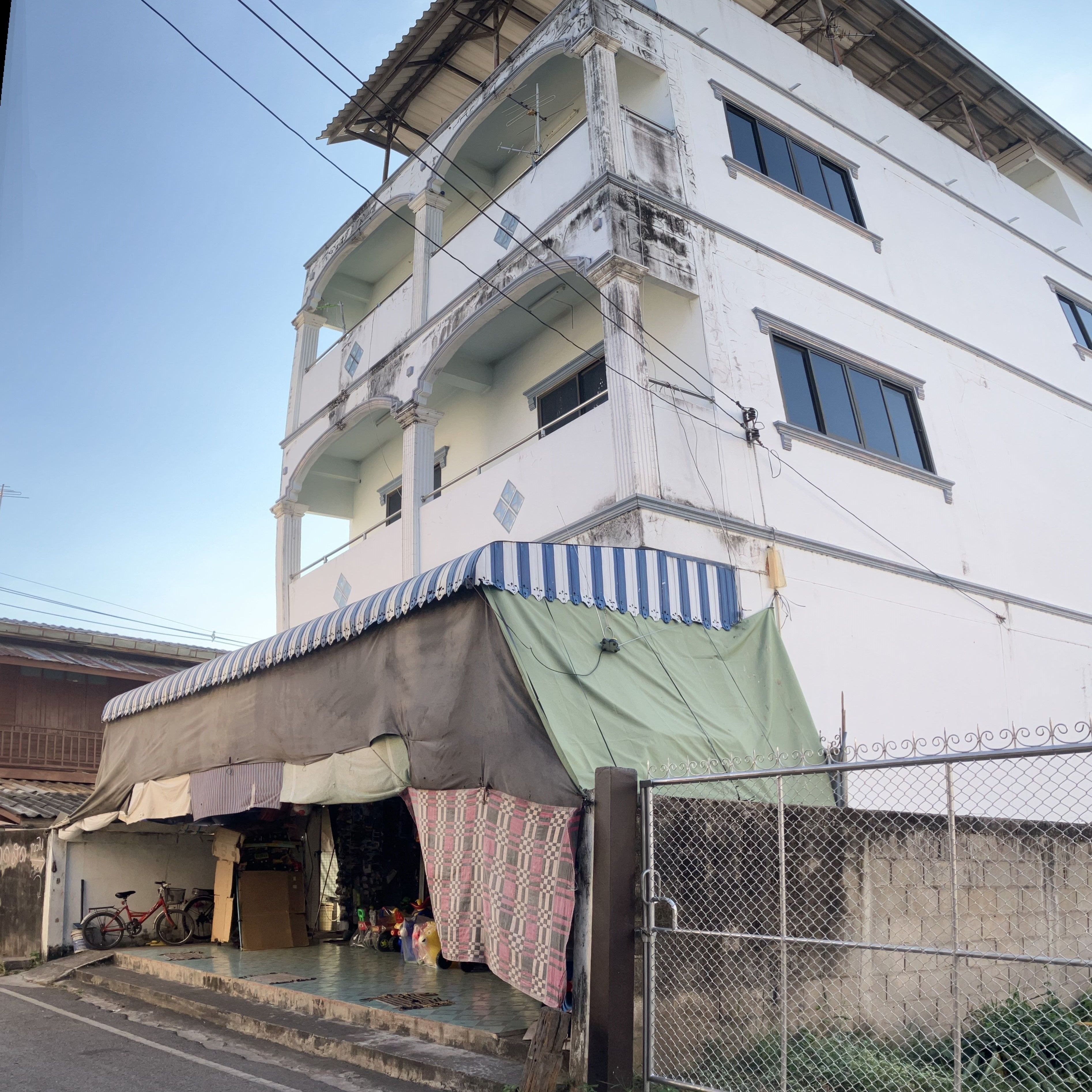 ขายตึกแถวลำปาง 3 ชั้นครึ่ง ในซอยข้างตลาดสมบูรณ์เกาะคา ลำปาง 0-0-11.3