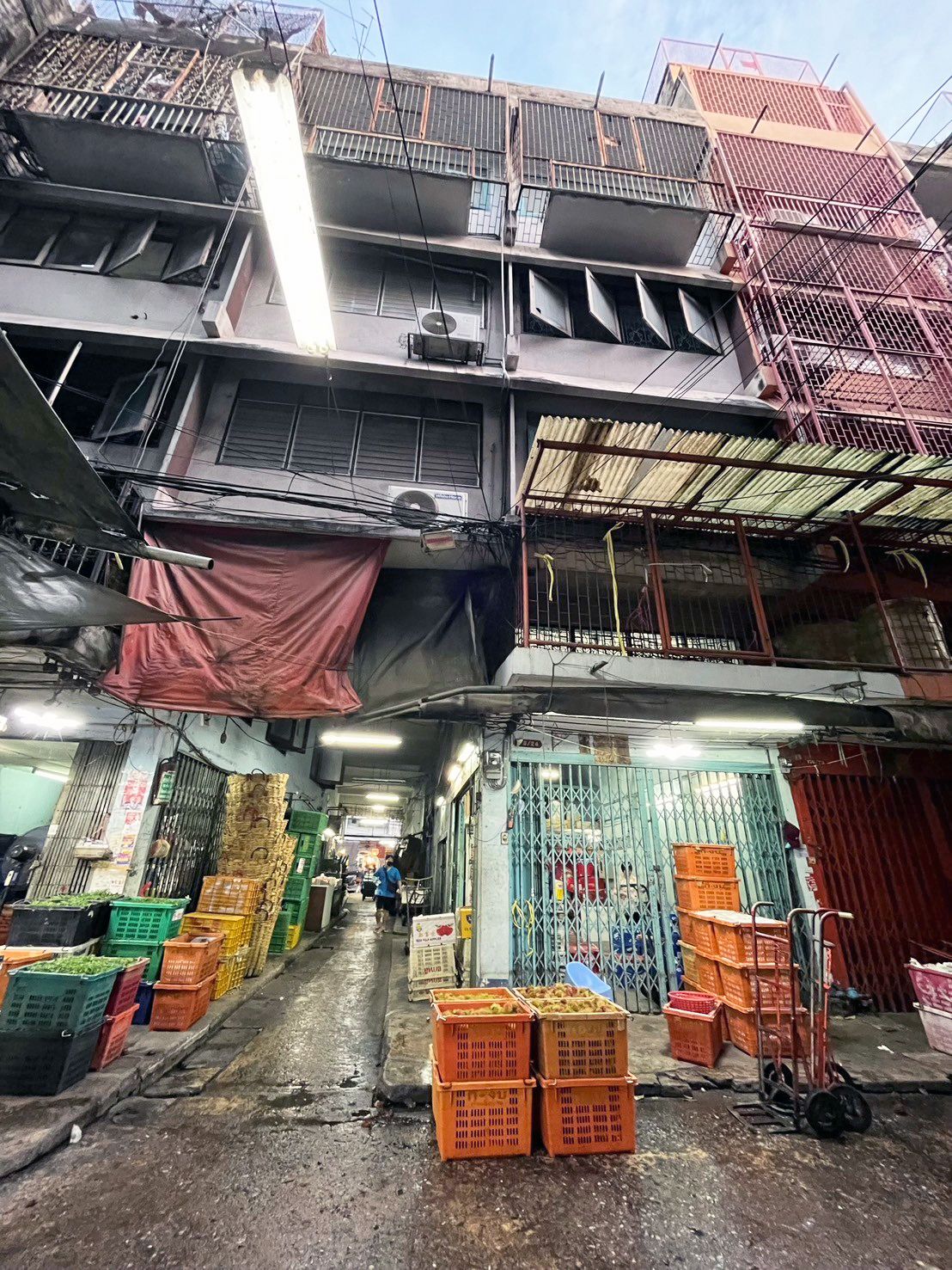 ทำเลทองหายาก! ขายอาคารพาณิชย์ 2 ห้องหัวมุม พร้อมห้องเย็น ปากคลองตลาด ตรงข้ามตลาดยอดพิมาน ซอยเอ็มไพร์
