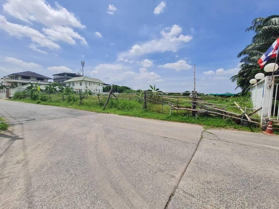 ขายที่ดินติดทะเลสาปราคาถูก ในหมู่บ้านพฤษชาติ  บึงกุม กทม 303 ตรว.