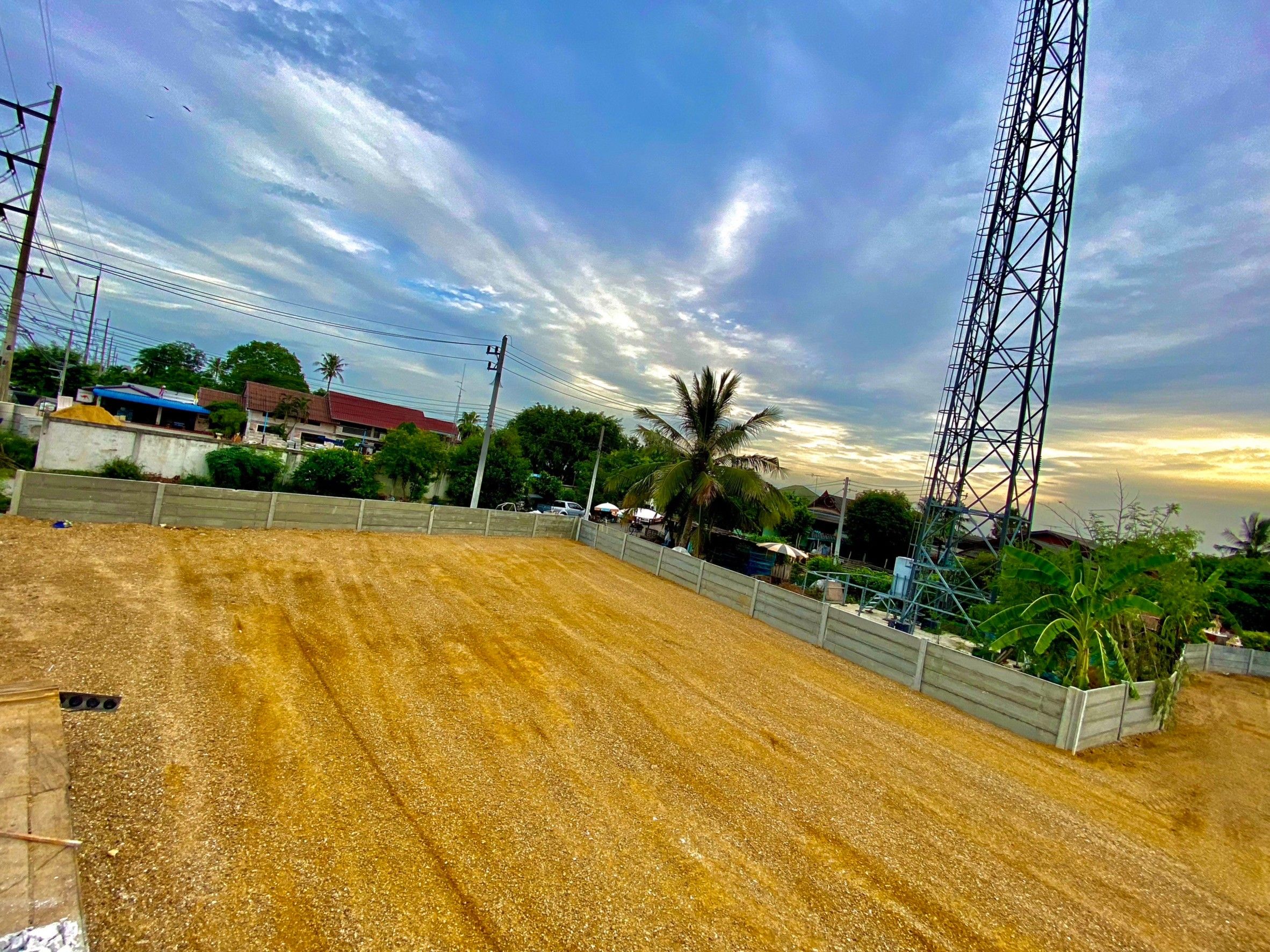 ขายที่ดินราชบุรี ทำเลงาม อ.บางแพ จ.ราชบุรีติดถนนถมแล้วล้อมรั้วคอนกรีต ที่สวย