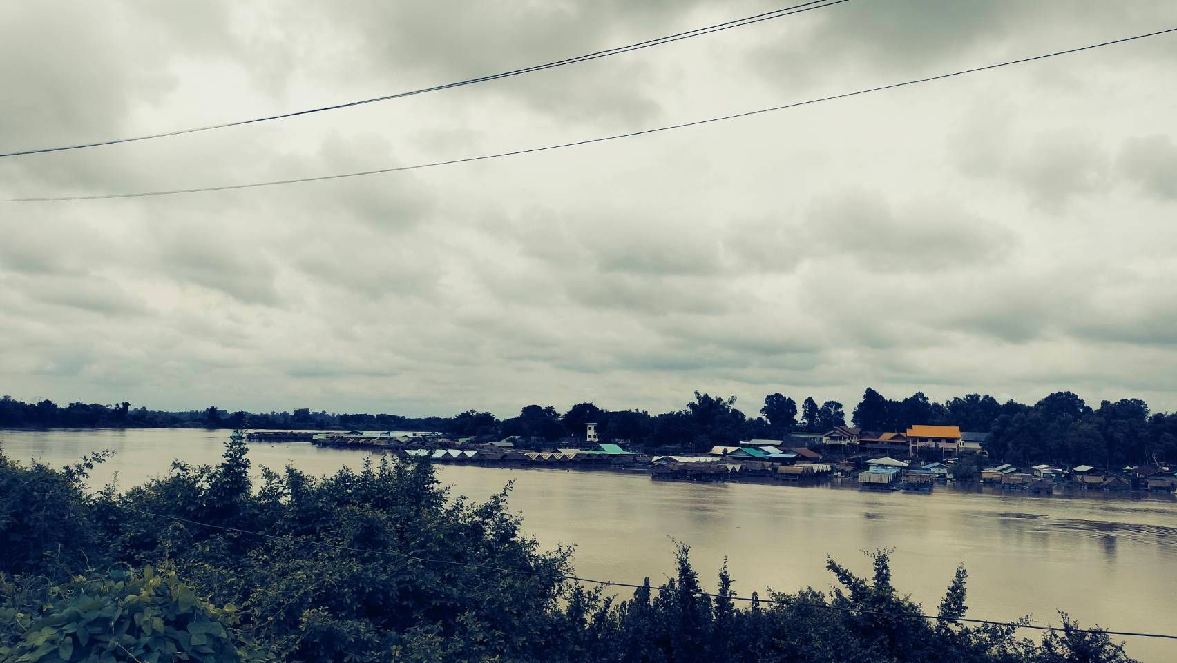 ที่ดินติดริมแม่น้ำมุล   ตรงข้ามหาดคูเดื่อ(ทำเลทอง  สร้างโรงแรม)