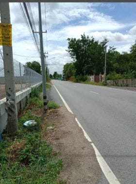 ที่ดินแปลงสวย ใกล้ รร.เตรียมอุดมน้อมเกล้า สามโคก ปทุมฯ 5-2-18