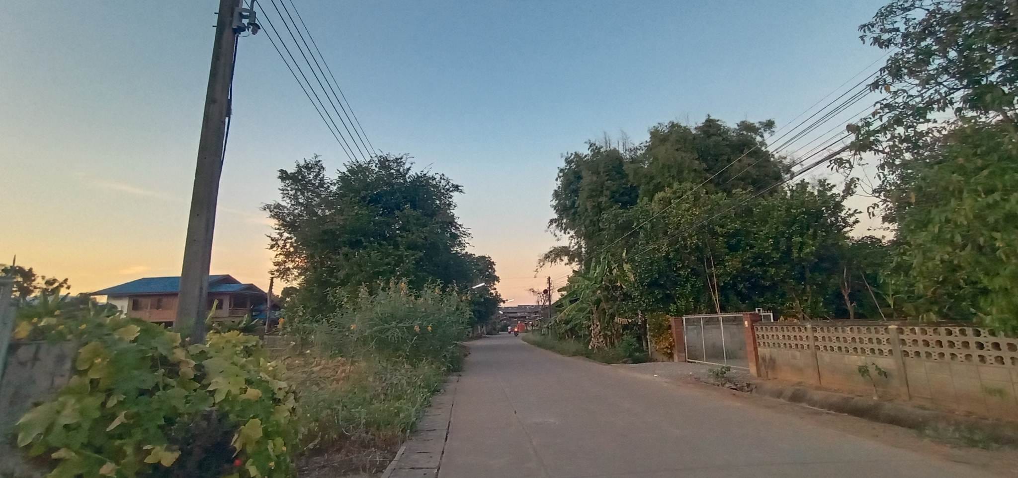 ที่ดินในหมู่บ้าน ไม่ต้องถมเพิ่ม สร้างบ้านได้เลย ใกล้ม.พะเยา  ถนน พะเยา-เชียงใหม่ สามารถแบ่งขายได้ 3 แปลง