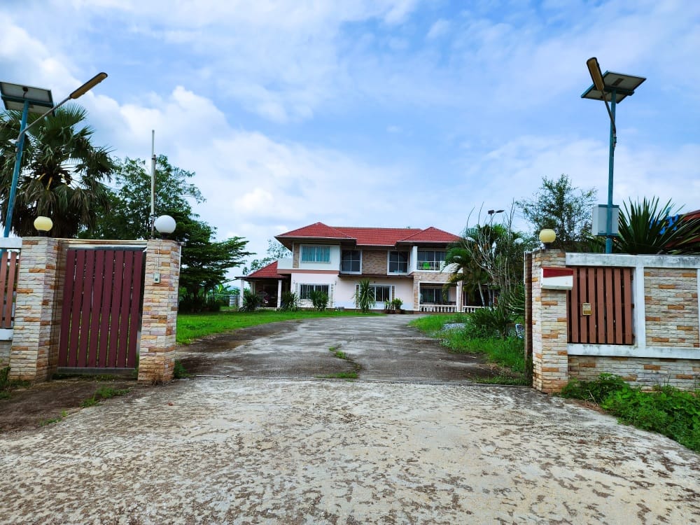 บ้านหรู ติดแม่น้ำ ตรงข้ามสนามกอล์ฟ วิวภูเขา บนเนื้อที่ขนาดใหญ่ 4 ไร่ ขายด่วนๆ