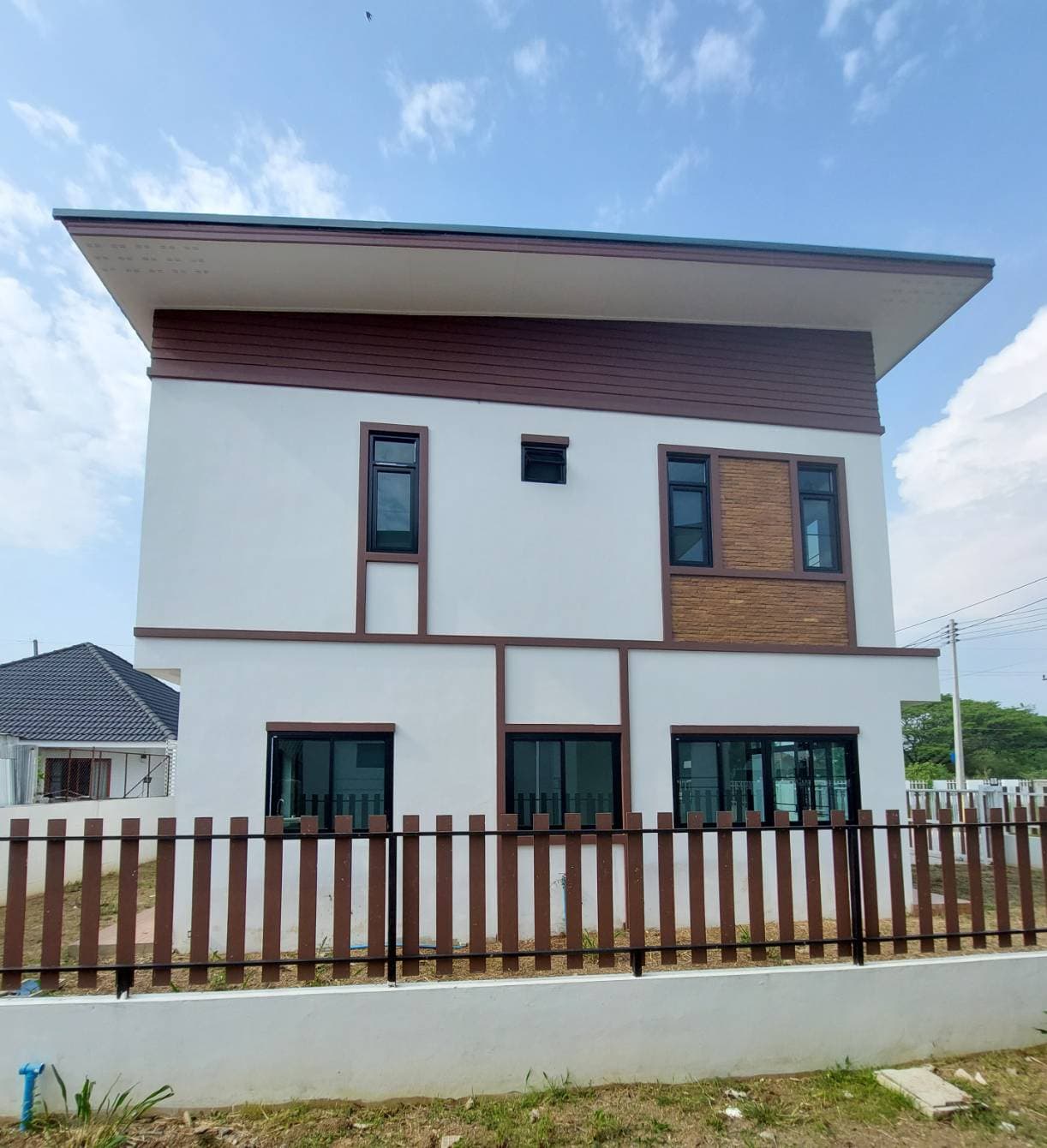บ้านพร้อมอยู่สร้างใหม่ตั้งอยู่ใจกลางเมืองสันกำแพง ซอยเทพบุตร