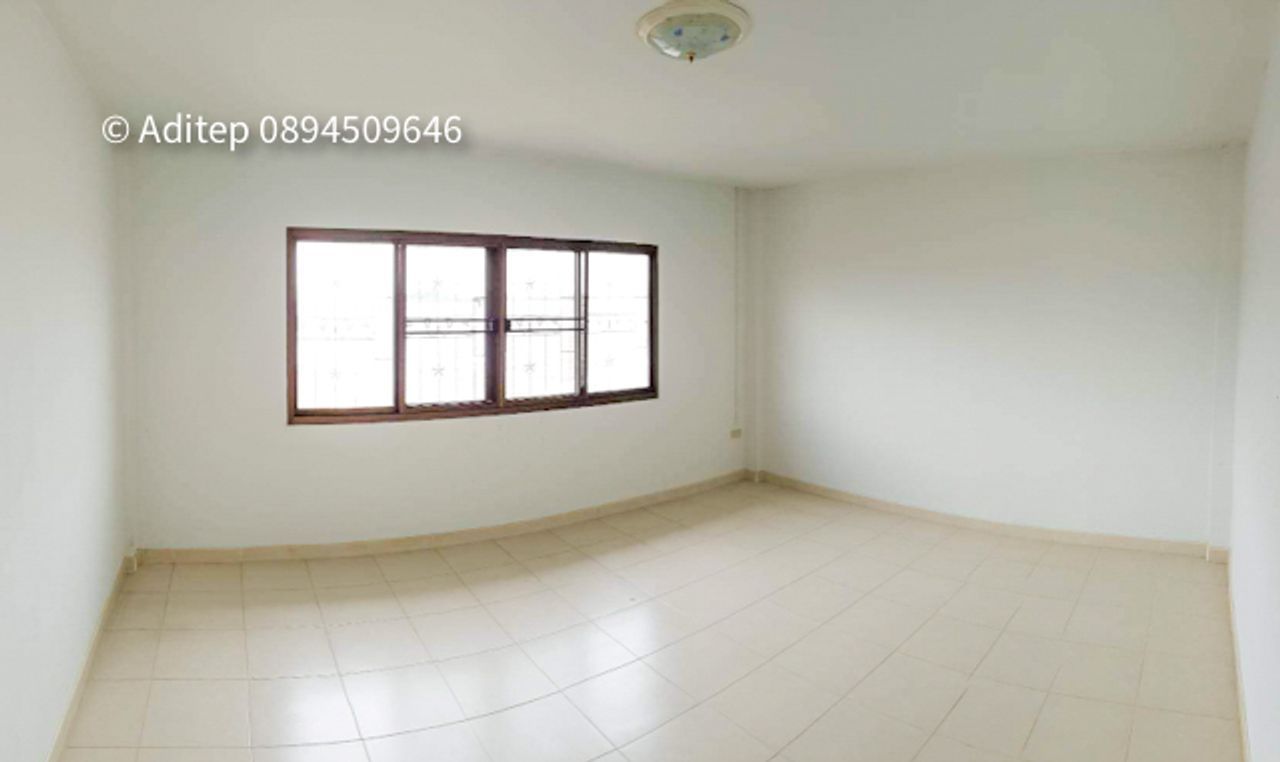 ขายทาวน์เฮ้าส์นนทบุรี บางบัวทอง ทาวน์เฮ้าส์ 3 ชั้น หมู่บ้าน ช.รุ่งเรือง 6 บางบัวทอง 24 ตรว. 4 ห้องนอน 3 ห้องน้ำ ห่างจากถนนใหญ่เพียง 400 เมตร.