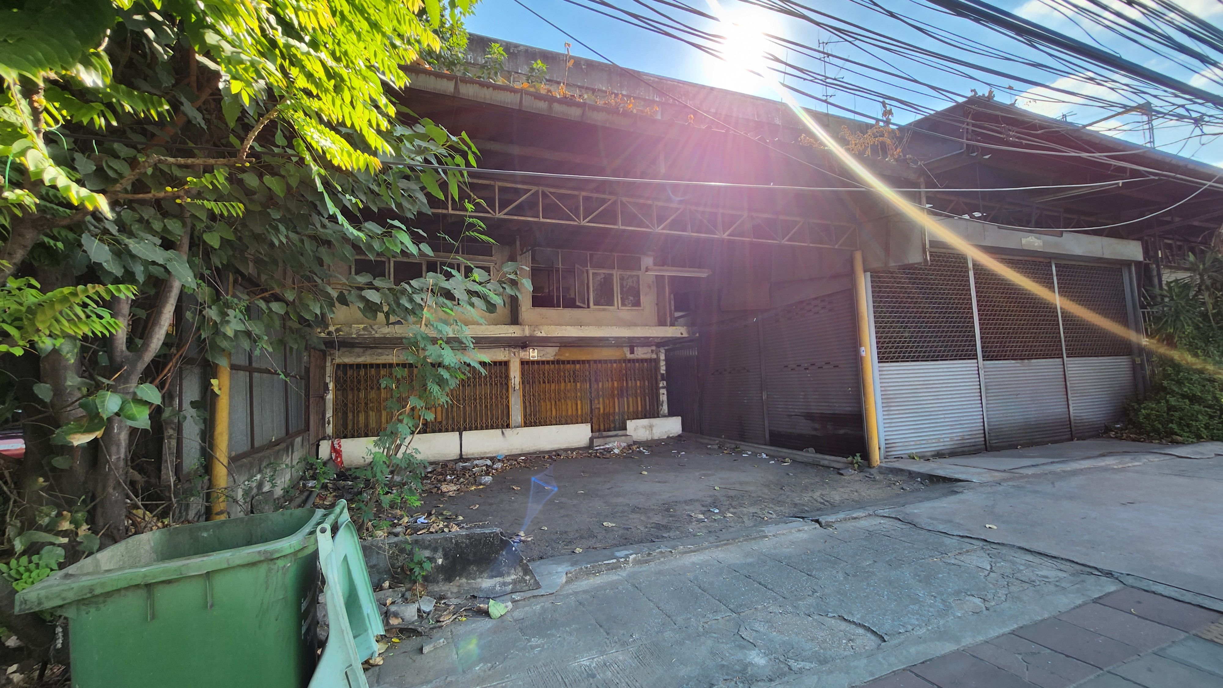 ที่ดิน+สิ่งปลูกสร้าง//ถ.ปู่เจ้าฯ_ตรงข้ามรพ.เมืองสมุทร_ติดถนน 