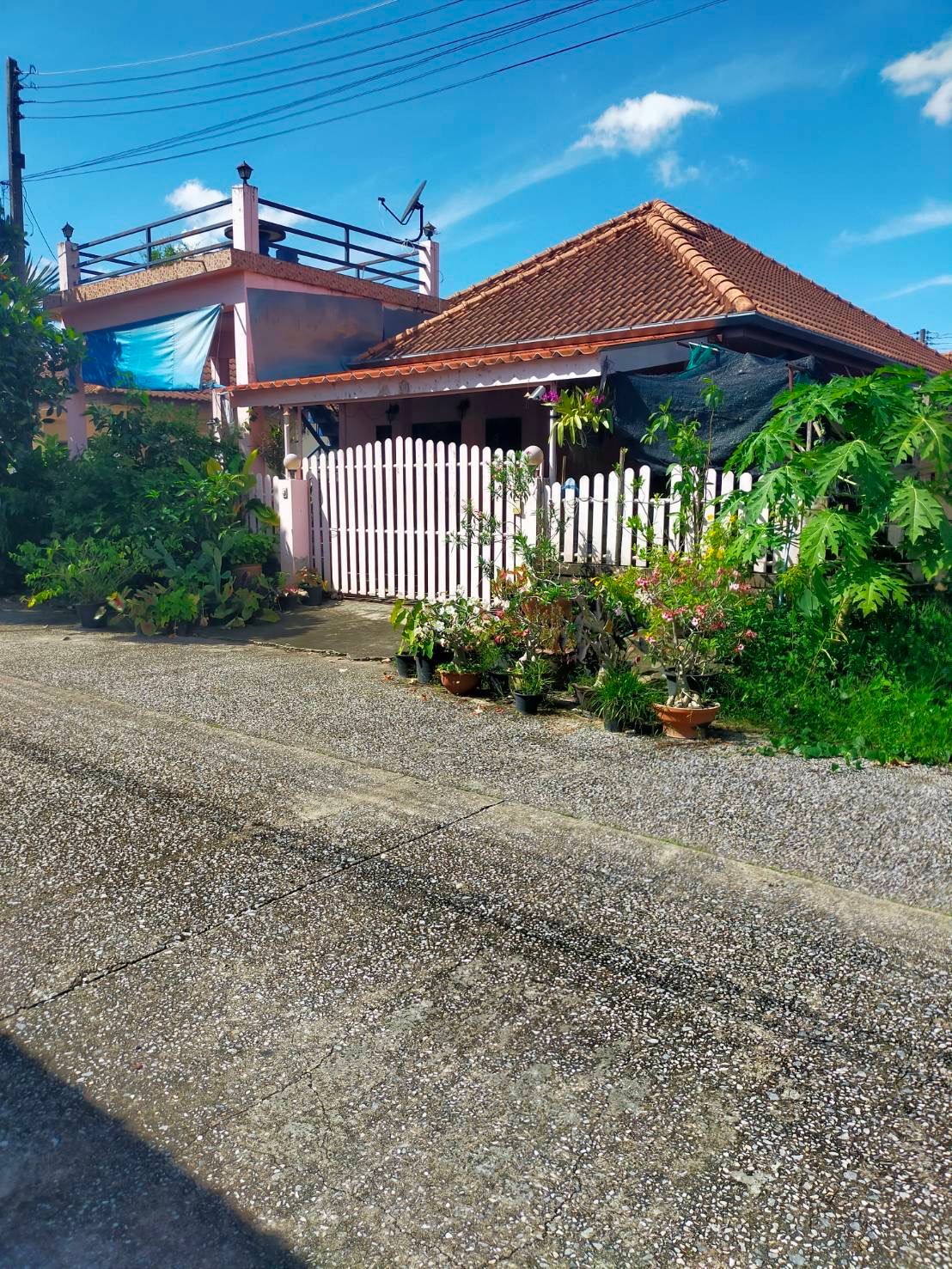 บ้านพร้อมที่ดิน น้ำไม่ท่วม ดอยเขาควาย (สนามบินเก่า) 3 ห้องนอน 1 ห้องน้ำ 1 โรงจอดรถ 1 ดาดฟ้าชมวิว 1 ห้องเก็บของ