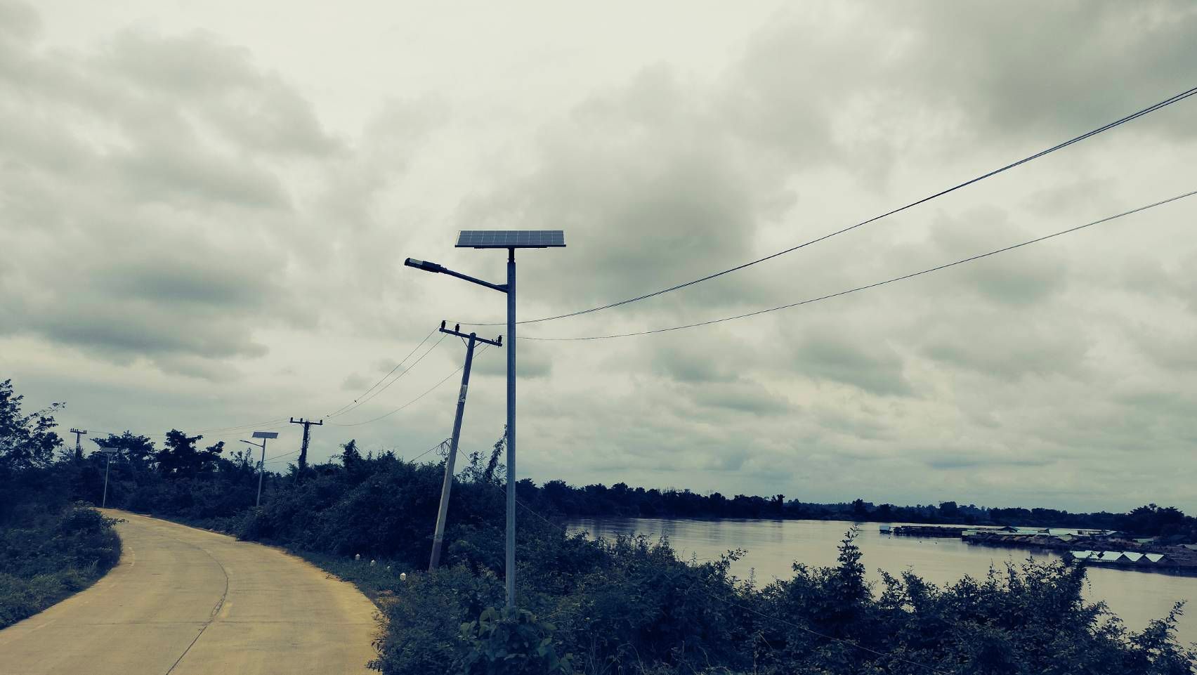 ที่ดินติดริมแม่น้ำมุล   ตรงข้ามหาดคูเดื่อ(ทำเลทอง  สร้างโรงแรม)