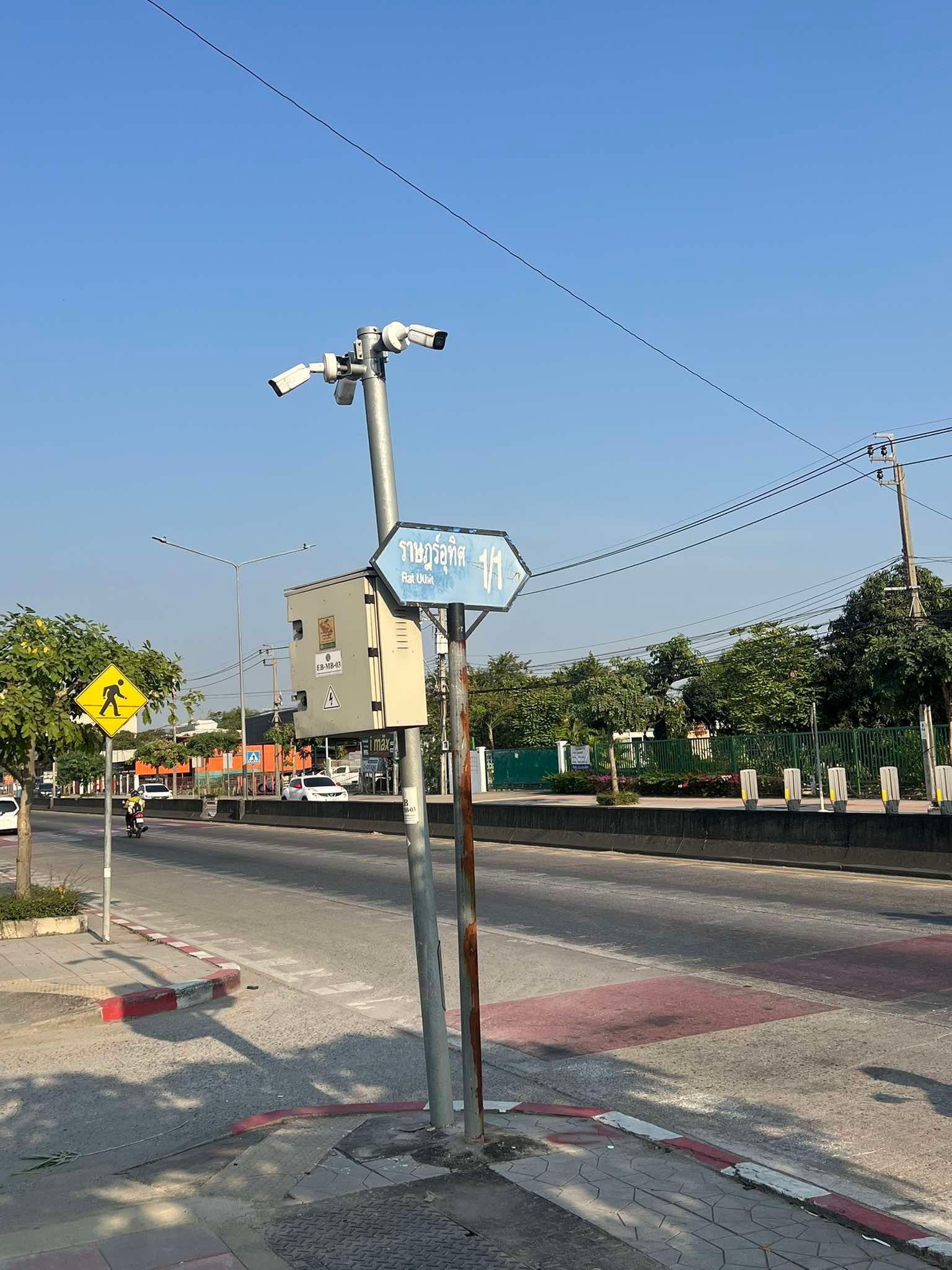 ขายที่ดินกรุงเทพฯ เขตมีนบุรี ที่ดินแปลงสวย ติดถนน ราฏษอุทิศ ซอย1/1 ติดถนน6เลน 