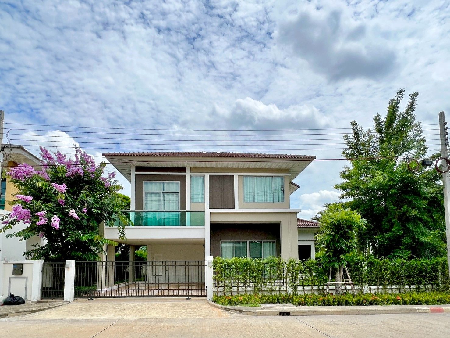 ขายด่วน! บ้านเดี่ยว 4-ห้องนอน 3-ห้องน้ำ แปลงมุม พร้อมเฟอร์นิเจอร์ Built-in สวยจบครบทั้งหลัง