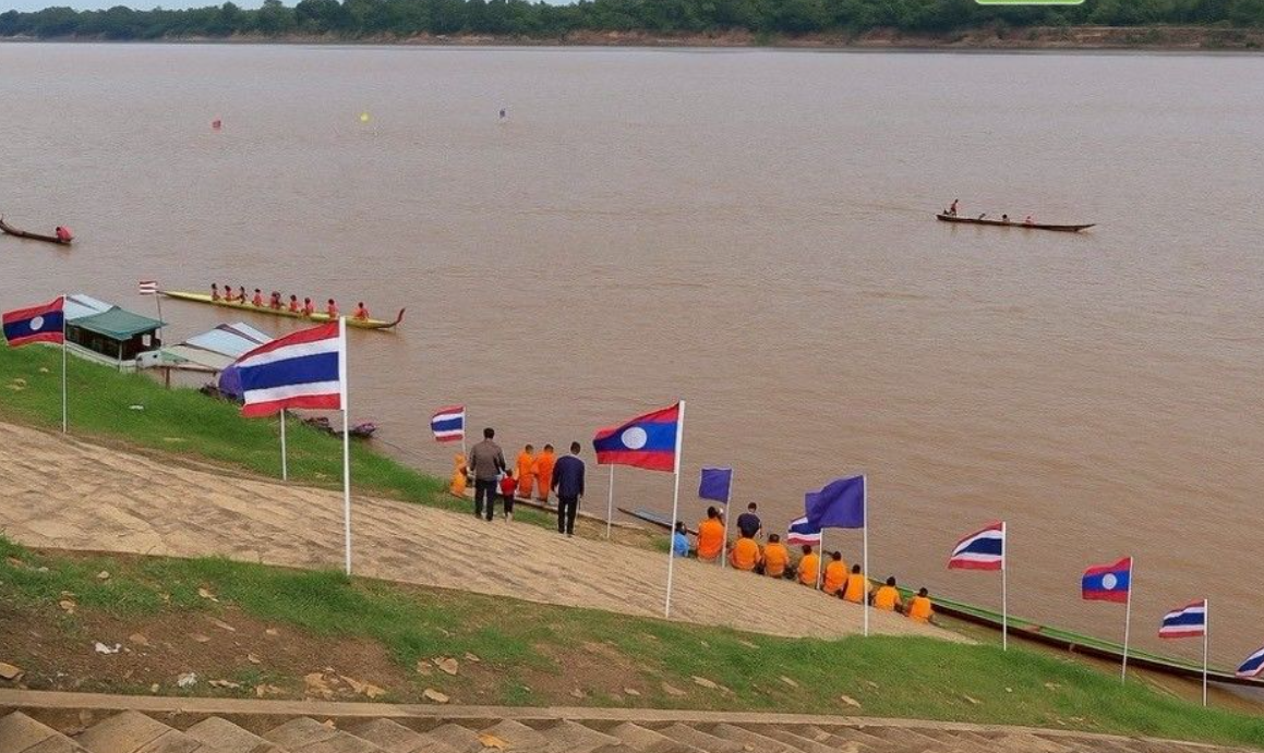 ดินติดแม่น้ำโขง ใกล้ถนนคนเดินเขมราฐ จุดปล่อยงานแข่งเรือ