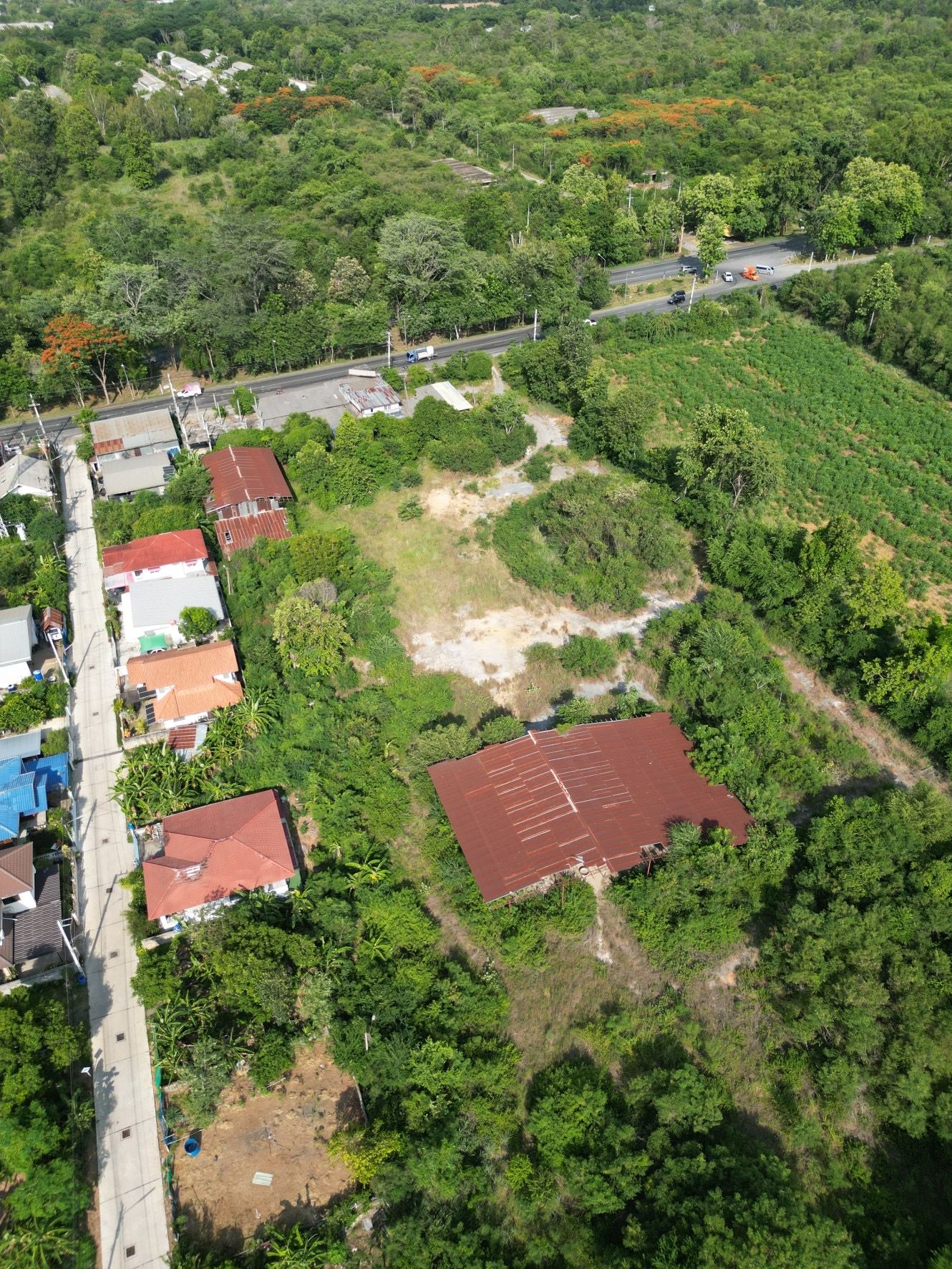 ที่ดินติดถนน เส้น304 หน้ากว้าง 80 เมตร เหมาะทำปั้มน้ำมัน โรงบรรจุ หรือ โรงงาน ไม่ติดผังเมืองเขตป่า