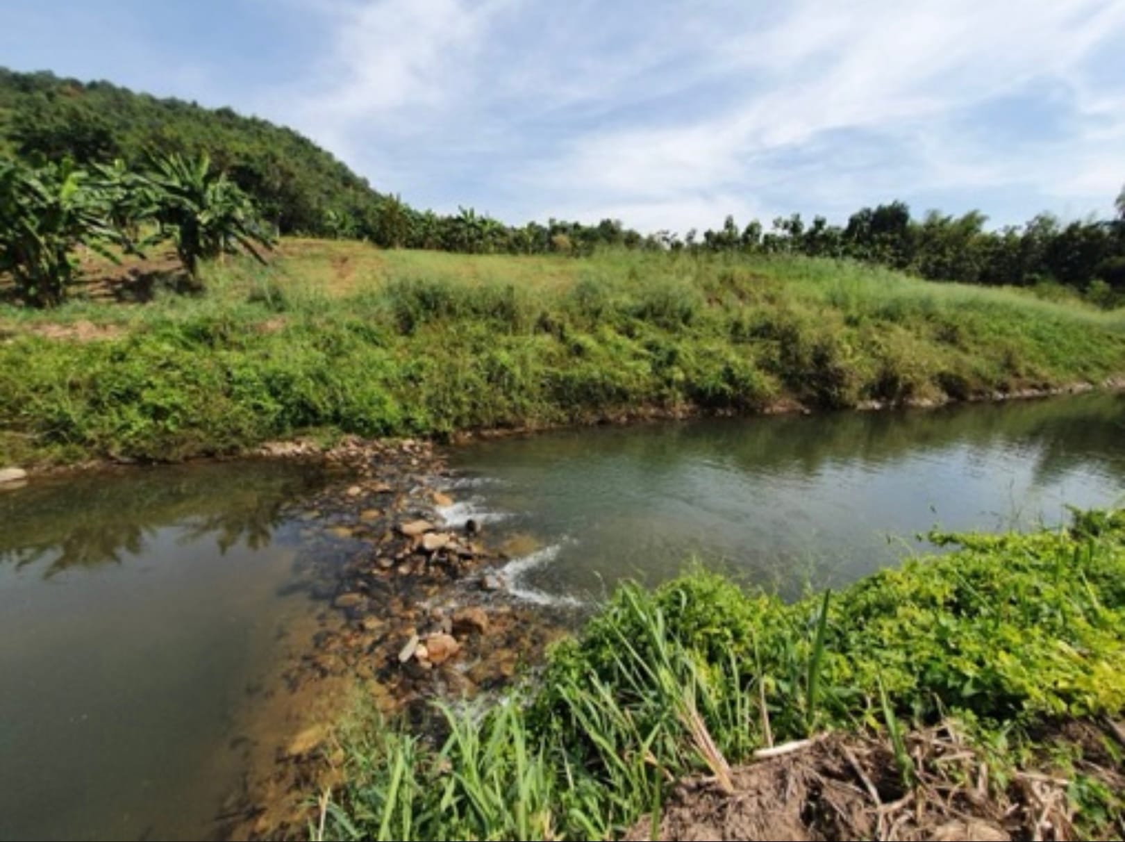 ที่ดินสวยในอ้อมกอดขุนเขาติดธารน้ำ