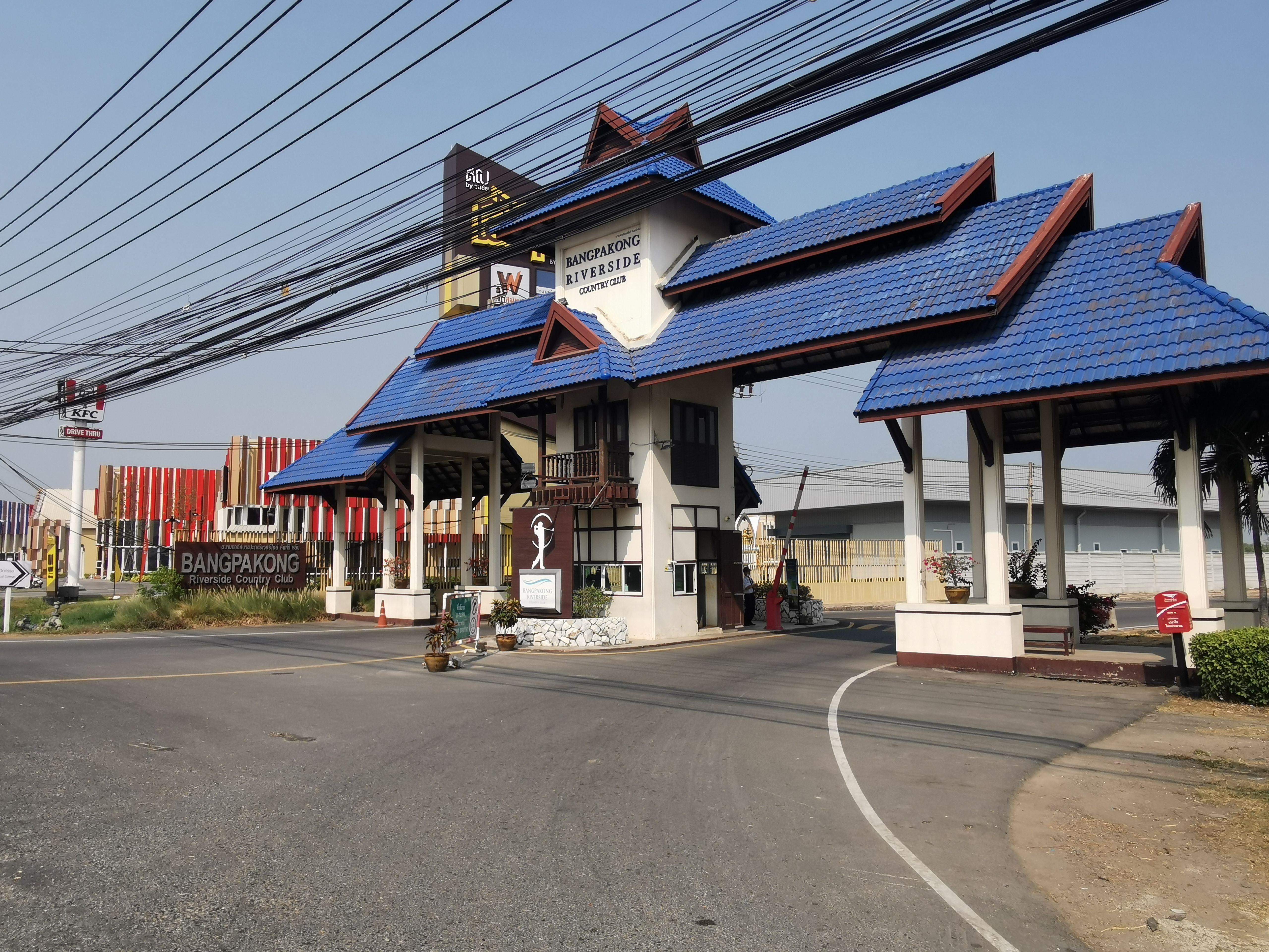 ที่ดินในโครงการสนามกอล์ฟพื้นที่ เป็นพื้นที่ eec ปิดถนนสายหลัก ใกล้มอเตอร์เวย์