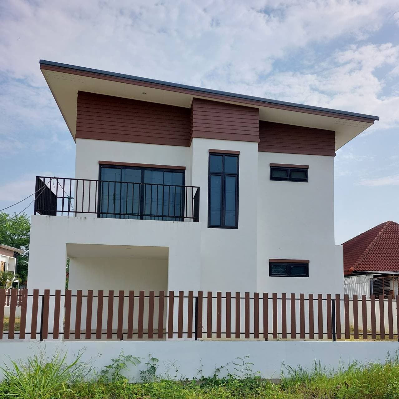 บ้านพร้อมอยู่สร้างใหม่ตั้งอยู่ใจกลางเมืองสันกำแพง ซอยเทพบุตร