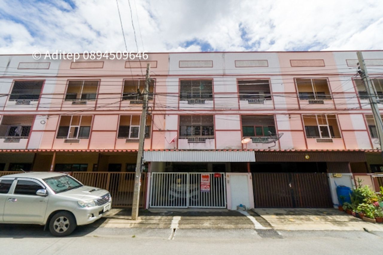 ขายทาวน์เฮ้าส์นนทบุรี บางบัวทอง ทาวน์เฮ้าส์ 3 ชั้น หมู่บ้าน ช.รุ่งเรือง 6 บางบัวทอง 24 ตรว. 4 ห้องนอน 3 ห้องน้ำ ห่างจากถนนใหญ่เพียง 400 เมตร.