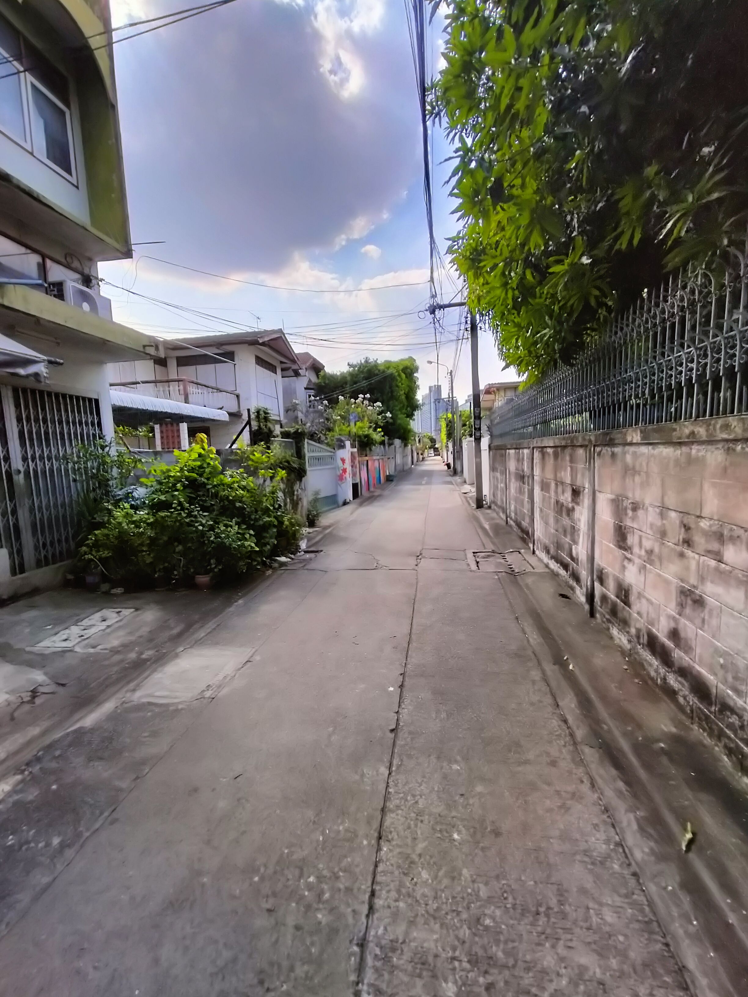 ขายที่ดินพร้อมบ้านไม้เก่า 1 หลัง เขตกรุงเทพฯชั้นใน ถนนตากสิน-สาทร วงเวียนใหญ่-สำเหร่ 102 ตรว.