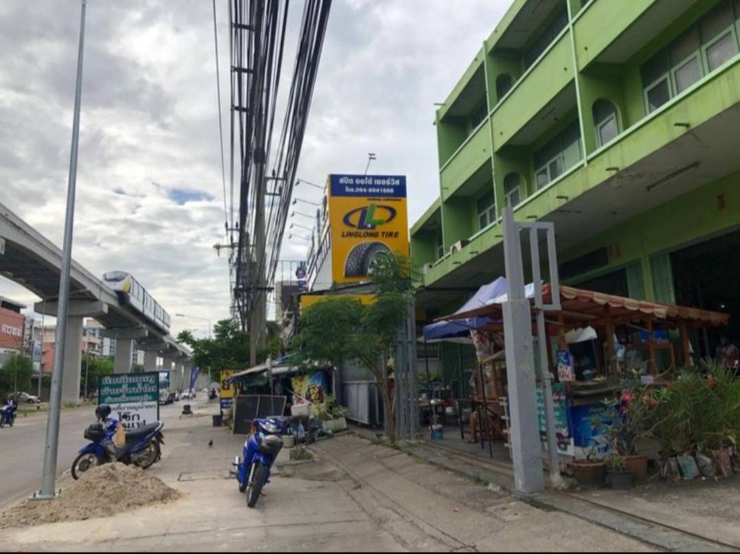 ขายด่วน ที่ดินพร้อมสิ่งปลูกสร้าง 389 ตารางวา ติดถนนใหญ่ ใกล้สถานีรถไฟฟ้าสายสีเหลือง สถานีทิพวัล กับ สถานีศรีเทพา ราคาต่อรองได้ครับ ติดต่อ 090-971-6516(24ชม) และ 082-838-5392
