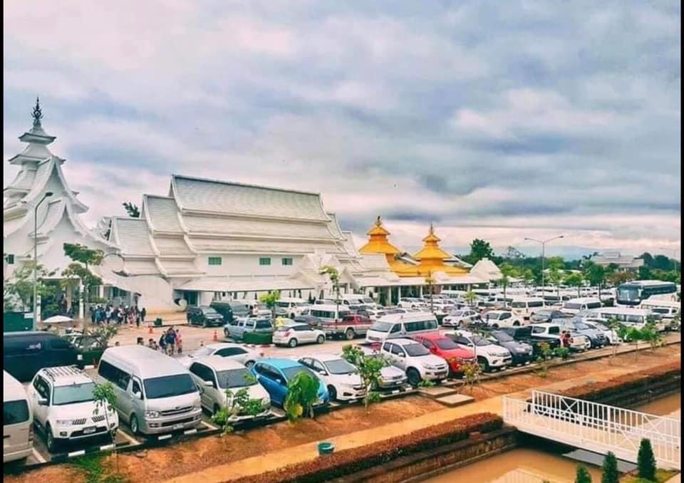 กิจการ ทำเลทอง ลานจอดรถวัดร่องขุ่น เชียงราย