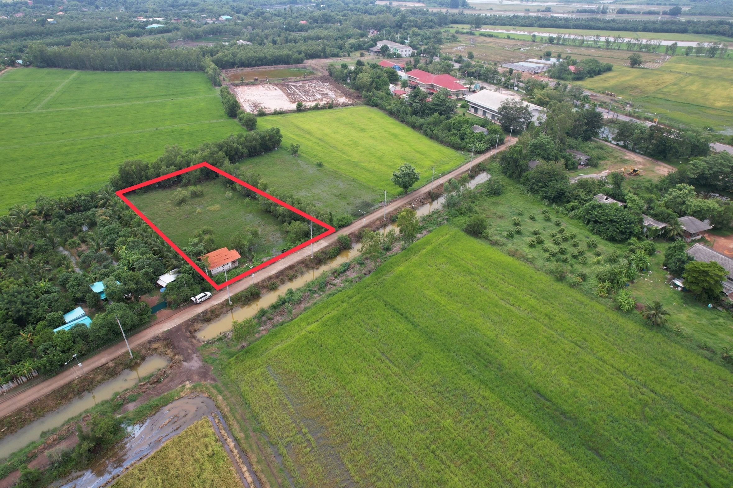 ขายที่ดินพร้อมบ้าน เนื้อที่เกือบ 2 ไร่ อ. ราชสาส์น ฉะเชิงเทรา