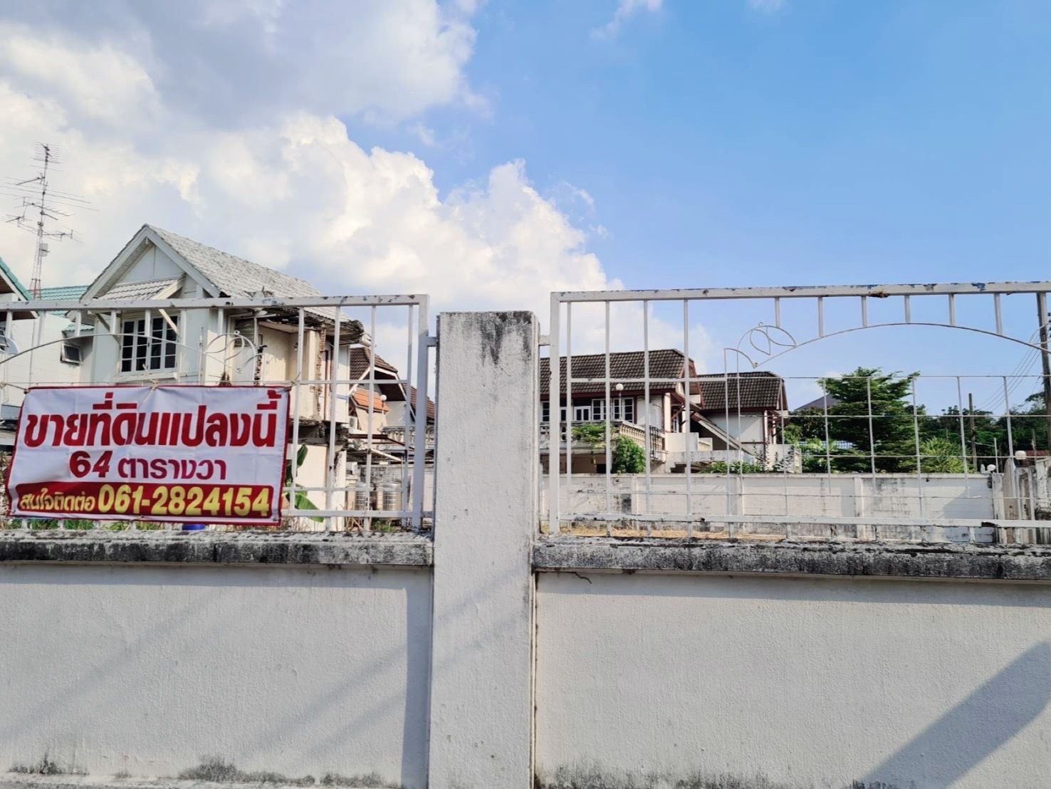 #ขายที่ดินกรุงเทพฯ แปลงสวยมาก ทำเลทอง อยู่ในหมู่บ้านภาณุวิลล่า แหล่งอำนวยความสะดวกรอบด้าน 0-0-64 ไร่. ติดต่อ โทร : 061-282-4154
