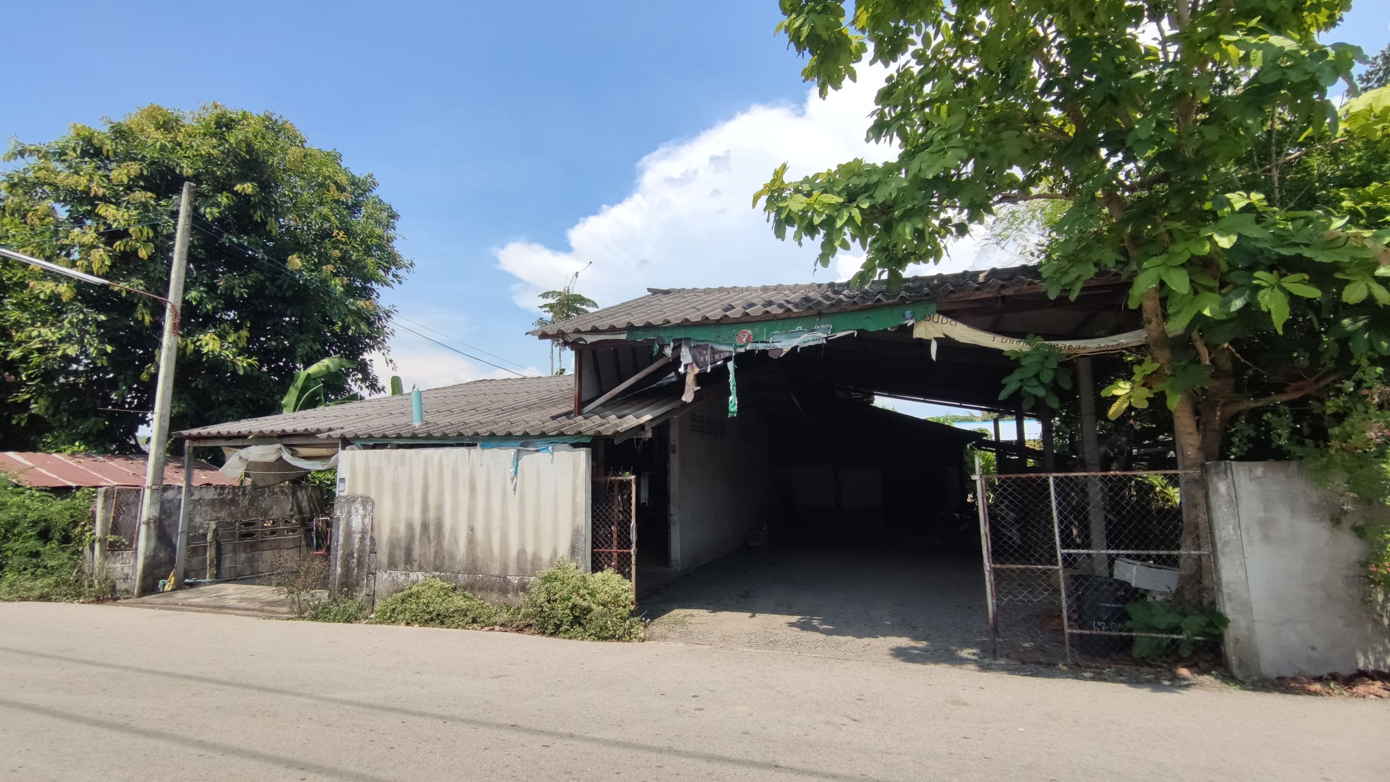 บ้านพร้อมที่ดิน 104 ตร.ว. 2นอน2น้ำ (เหมาะทำกิจการหรือโกดังเก็บของ ติดถนนในหมู่บ้าน)