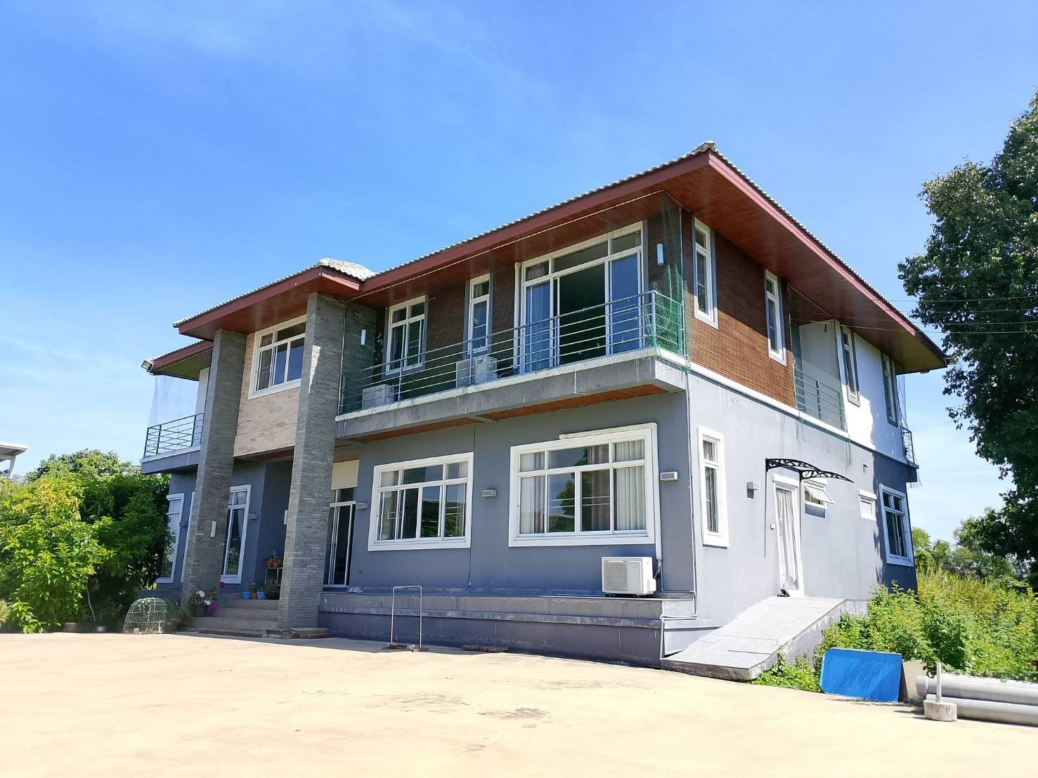 โรงงานและที่ดิน พร้อมบ้าน บนที่ที่ดินขนาด 9-2-79 ตารางวา