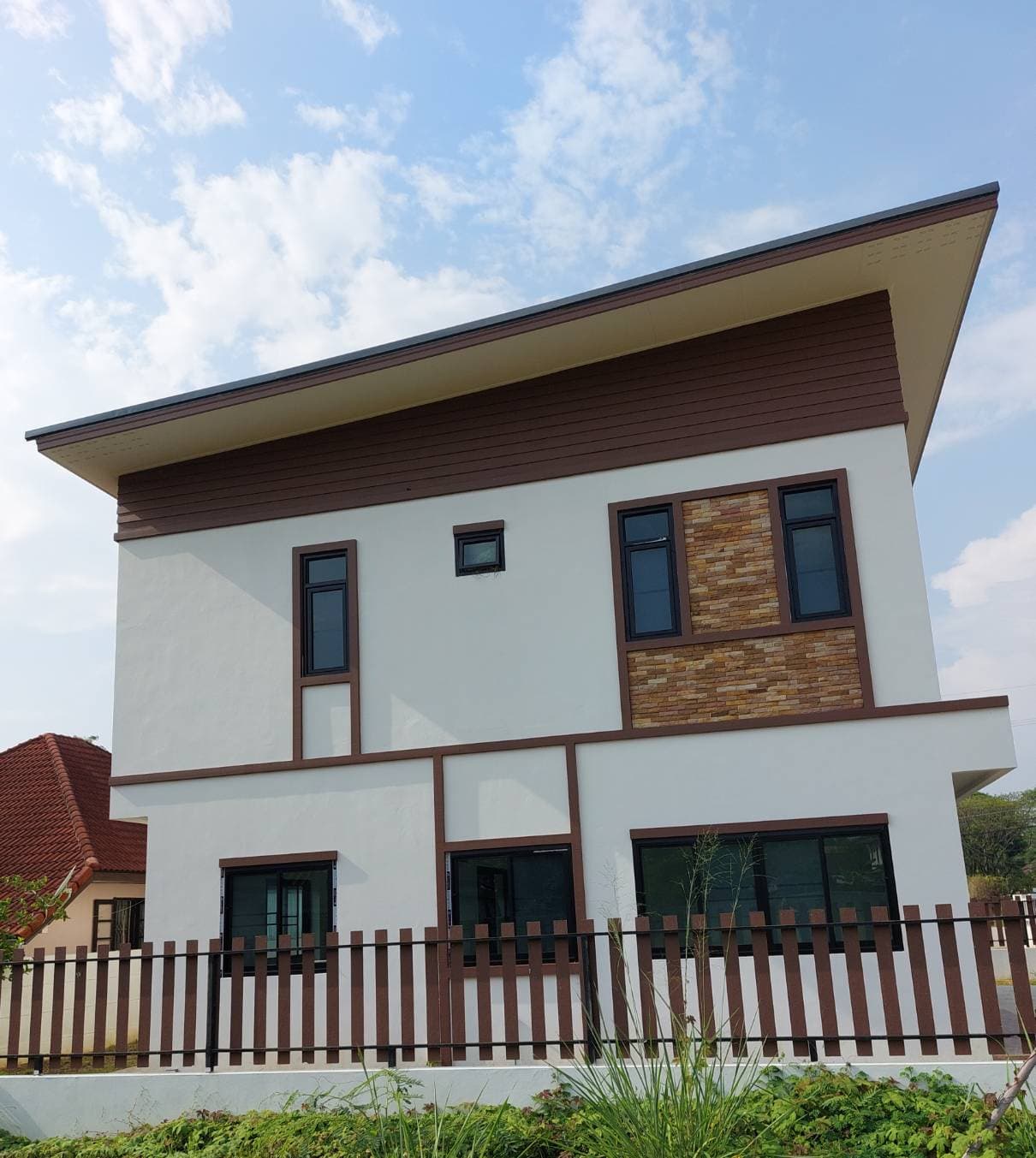 บ้านพร้อมอยู่สร้างใหม่ตั้งอยู่ใจกลางเมืองสันกำแพง