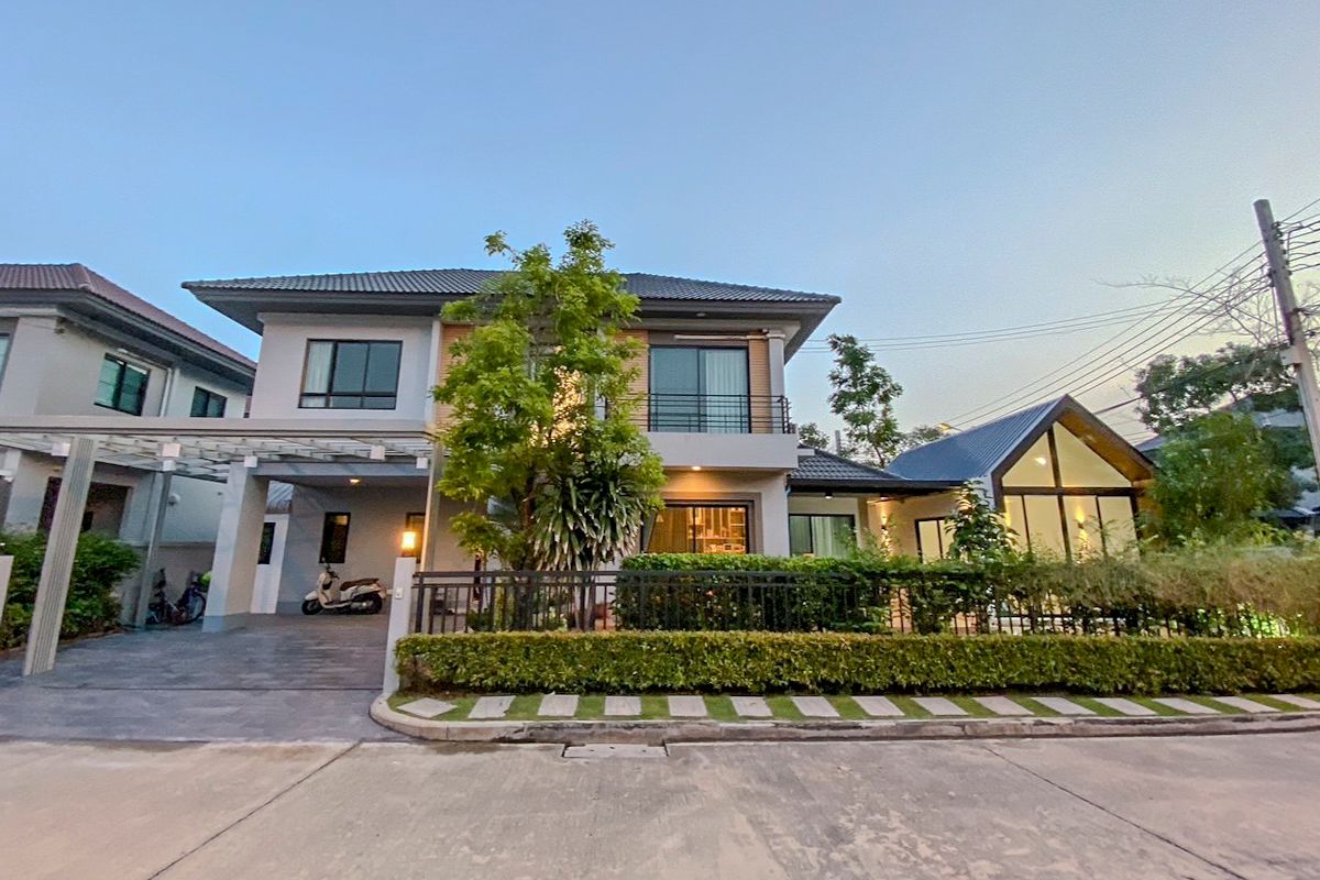 ขายบ้านเดี่ยวหลังมุม Life Bangkok Boulevard รามอินทรา 65 ขนาด 70.2 ตรว. 4 ห้องนอน 3 ห้องน้ำ ต่อเติมเรือนรับรองเอนกประสงค์ข้างบ้าน และครัวไทยหลังบ้าน ใกล้รถไฟฟ้า ใกล้ทางด่วน 
