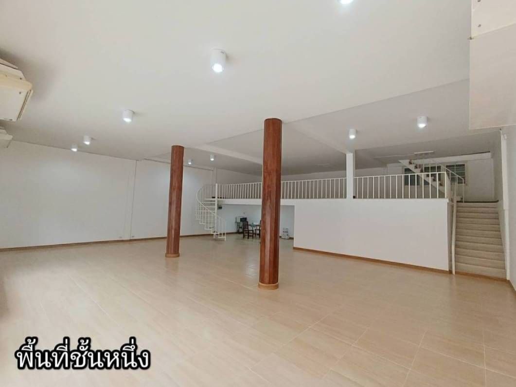 ขายอาคารพาณิชย์ 3 คูหา 3 ชั้นครึ่ง ใจกลางเมืองลำปาง พื้นที่ 51 ตรว. บ้านหน้ากว้าง 12 เมตร เหมาะสำหรับทำ ธุระกิจ เกสต์เฮ้าส์ โฮลเทล หรือร้านอาหาร
