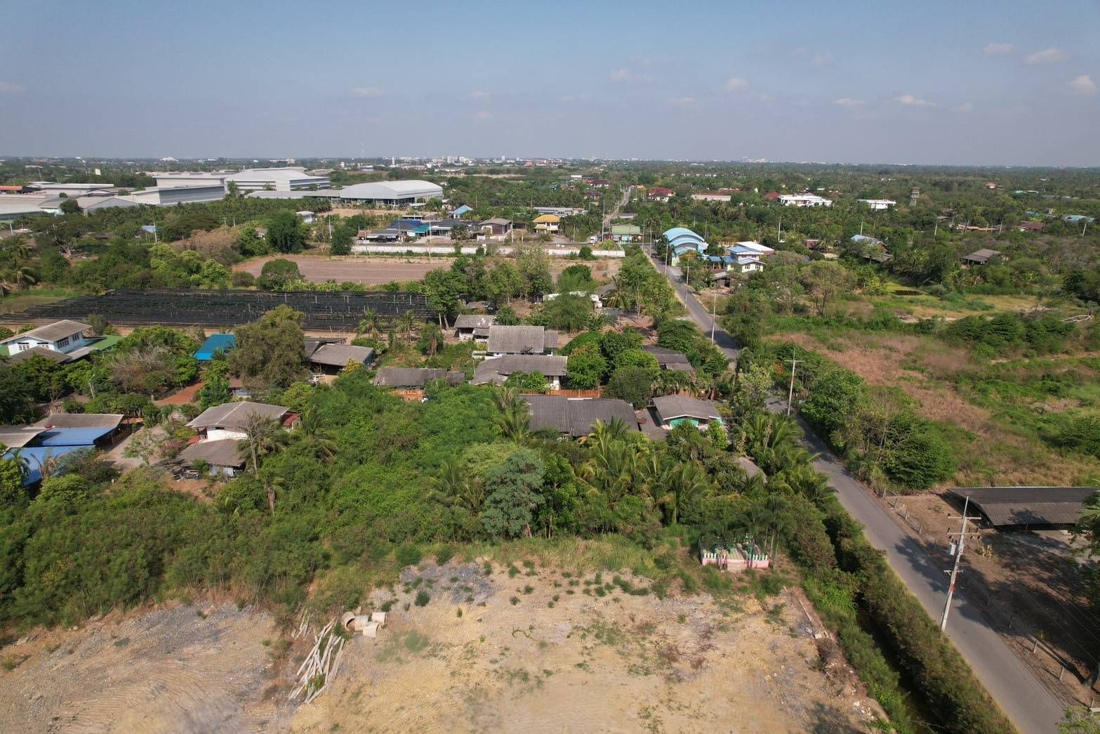 ที่ดินสวยถมแล้ว ใกล้ถนนสายกบิณบุรี-ฉะเชิงเทรา (สาย 304) ทางเข้าวัดจุกเณอ วัดสมาน ห่างจากอำเภอเมืองฉะเชิงทราเพียง 8 กิโลเมตร