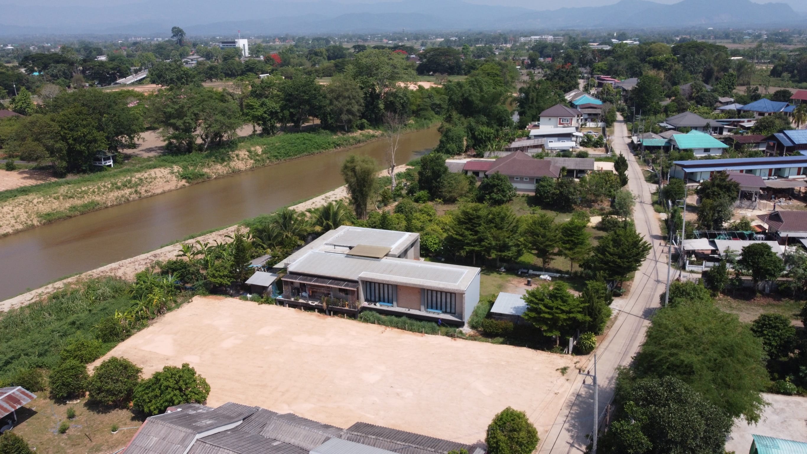 ที่ดินติดแม่น้ำ